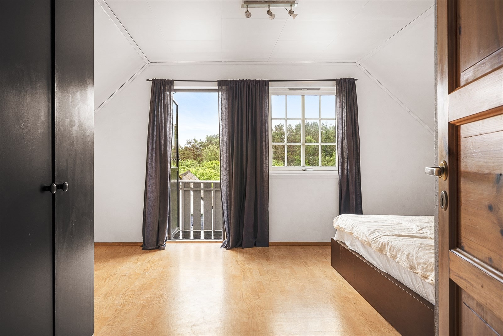 God plass til garderobeskap, dobbeltseng og/eller annet soveromsmøblement. Galleribilde