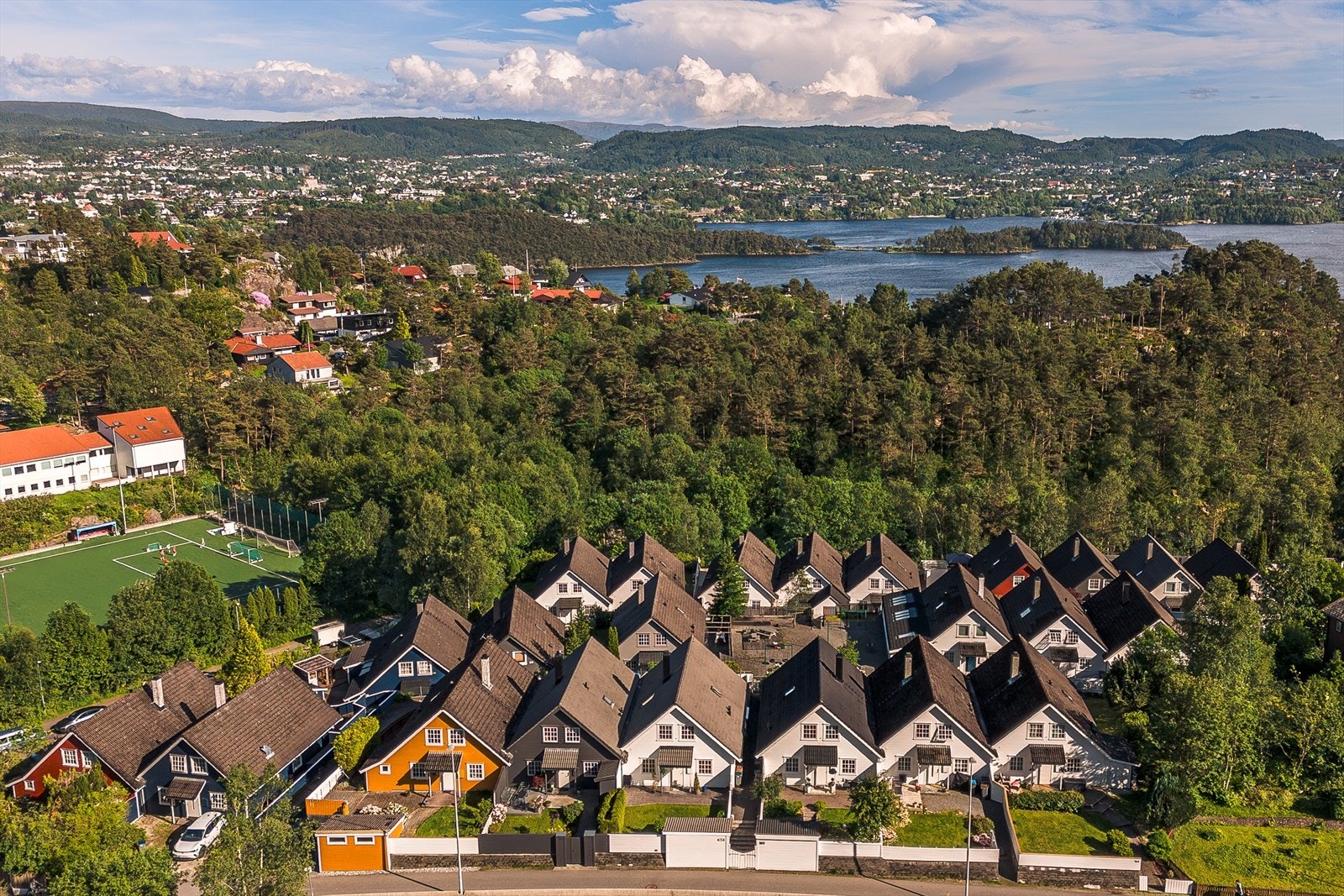 Boligen ligger i naturskjønne omgivelser med kort vei til Bønes skole, barnehager, dagligvarebutikk og busstopp. Galleribilde