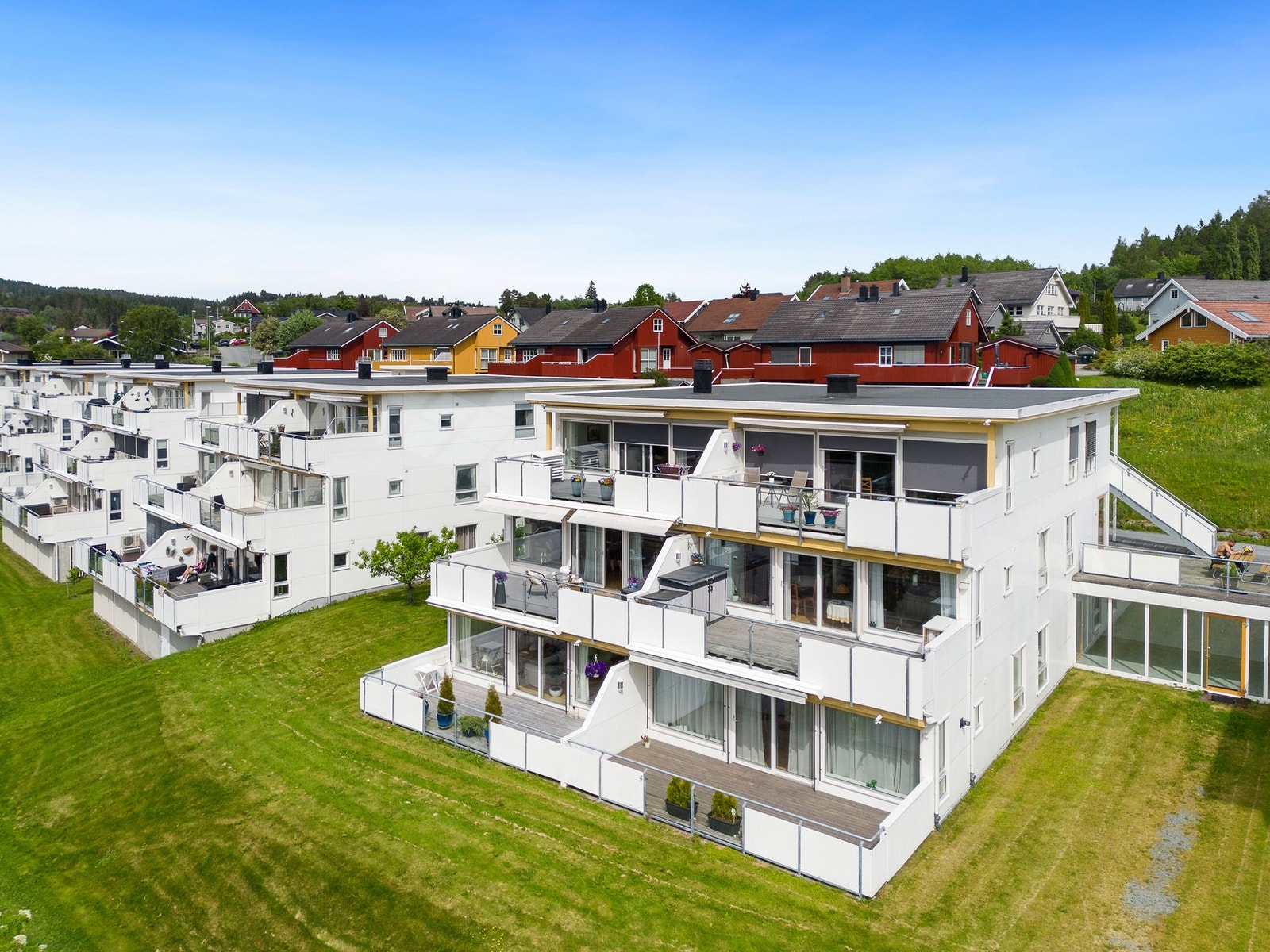 Leiligheten ligger i et rolig og attraktivt område på Kystad. Galleribilde