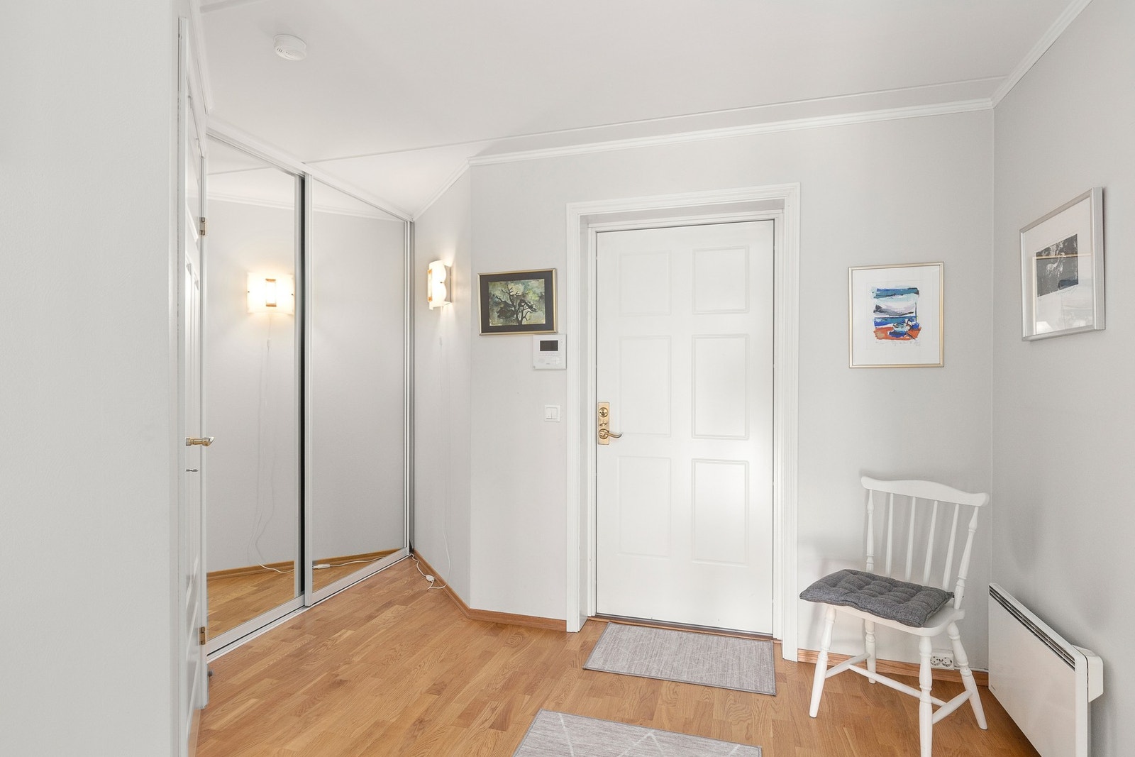 Lys og fin entré med oppbevaring i skyvedørsgarderobe. Galleribilde