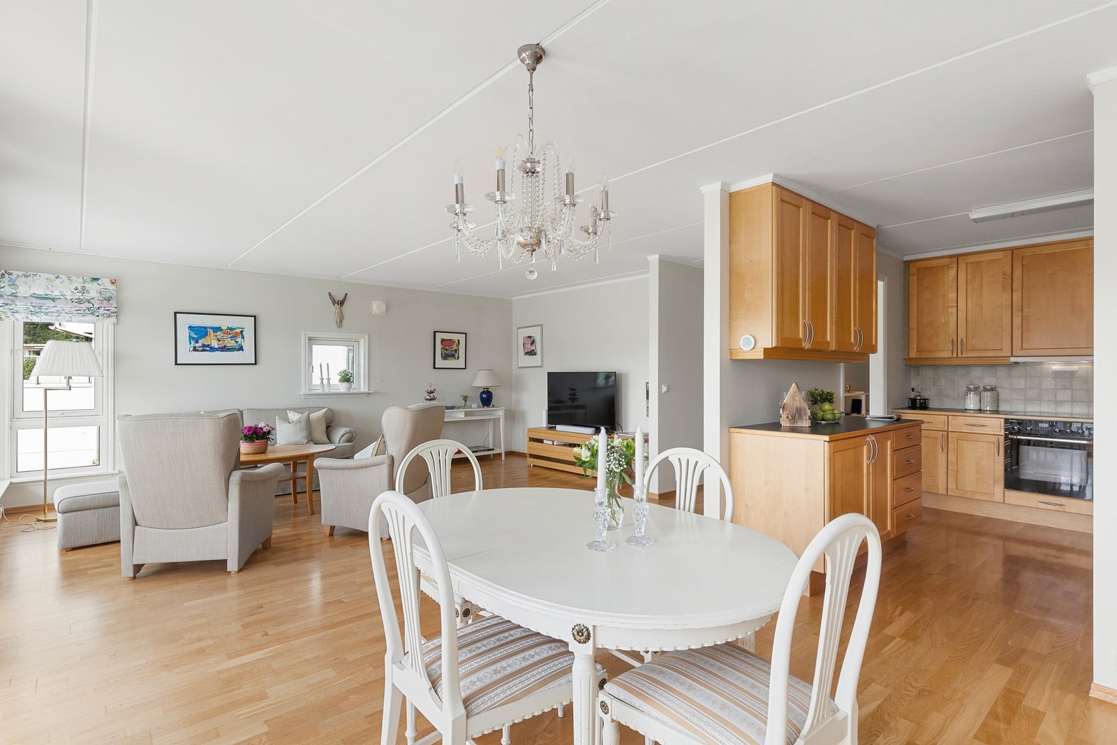 Spisestuen faller naturlig inn mellom stuen og kjøkkenet og her er det god plass til både store og små sammenkomster. Galleribilde