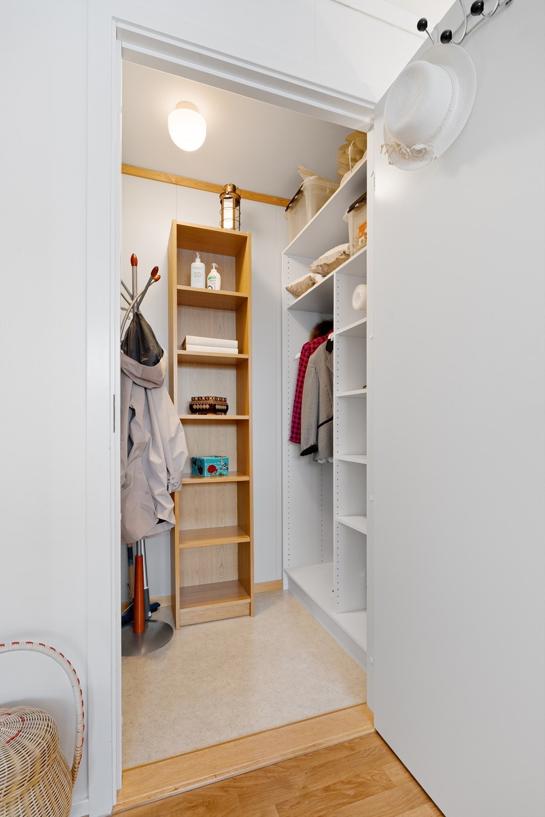Tilhørende bod/walk-inn closet. Galleribilde