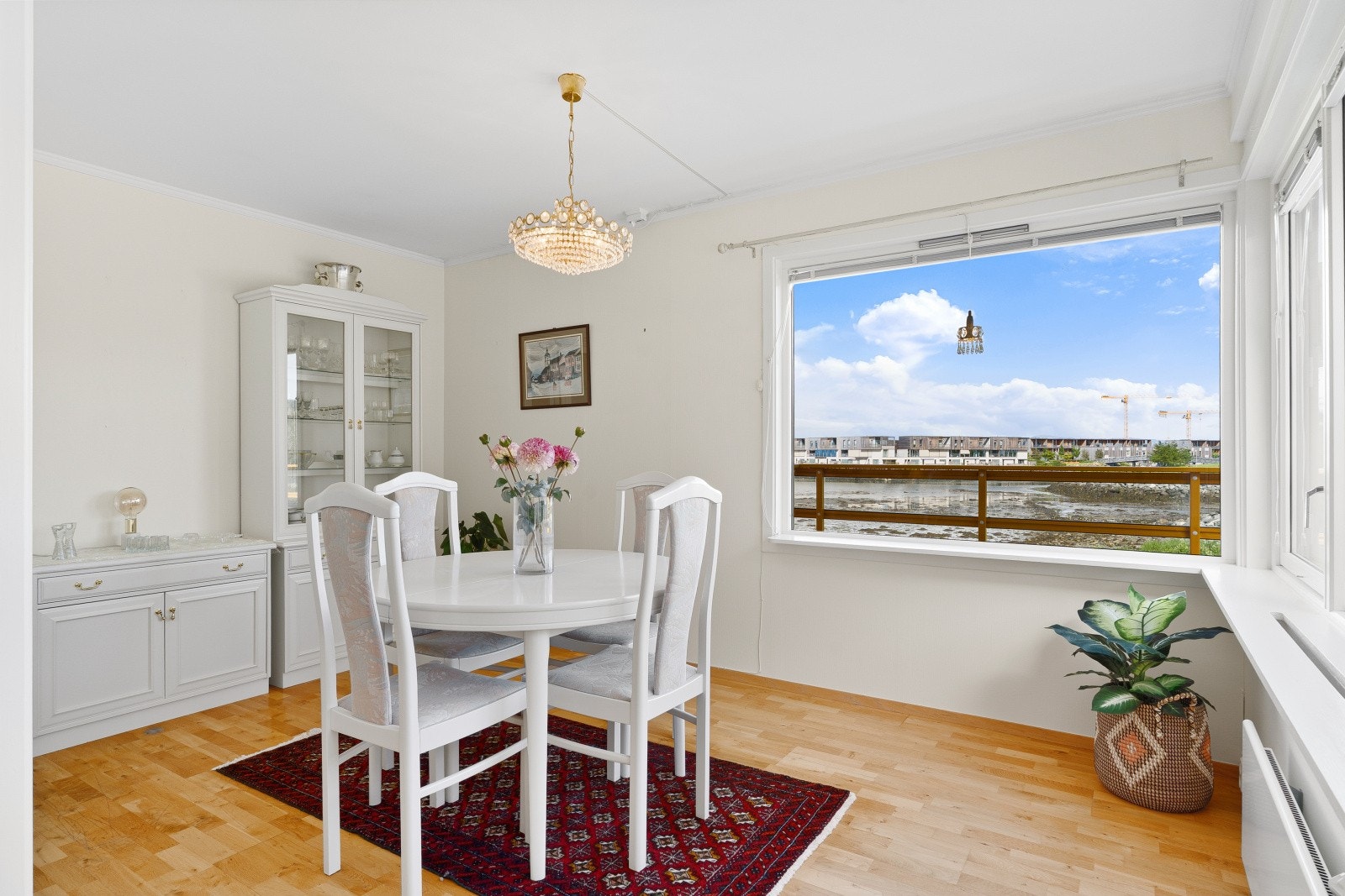 Fra stuen har du direkte tilgang til spisestue som også kan benyttes som soverom. Galleribilde