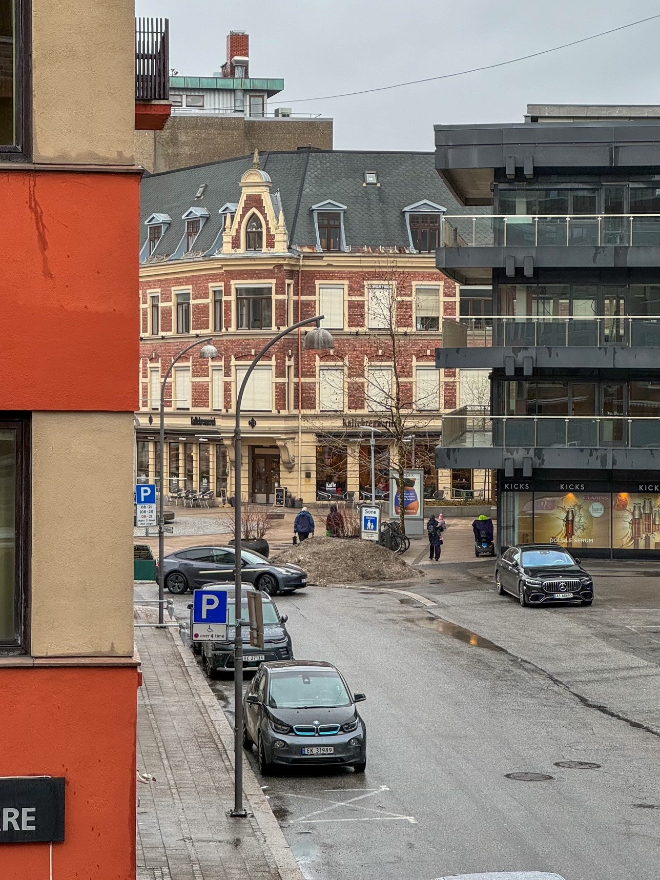 Utsikt til gågaten fra en av leilighetens “franske balkonger” Galleribilde