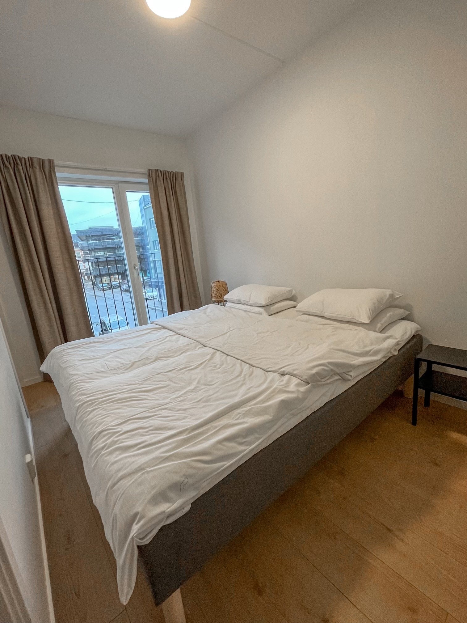 Soverom har dør fra 2 sider og god plass til kommode/klesskap Galleribilde