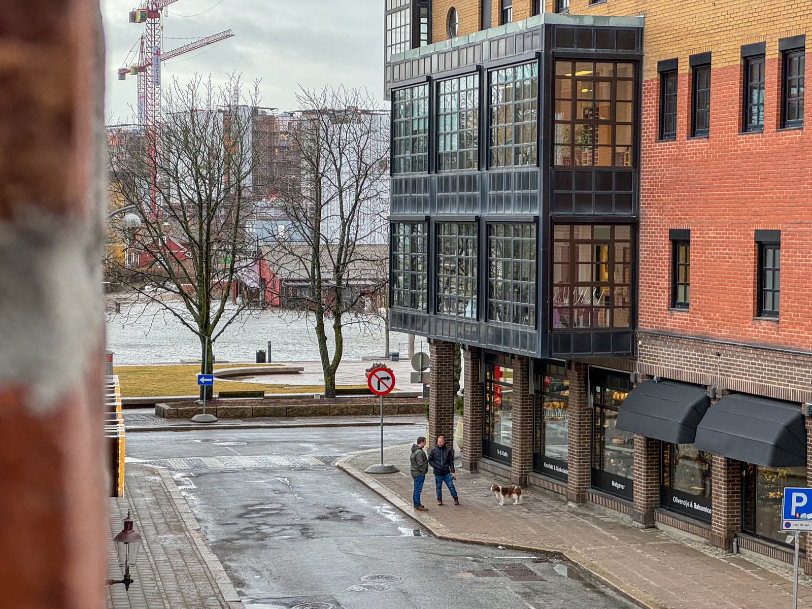 Utsikt til elvepromenaden fra en av leilighetens “franske balkonger” Galleribilde