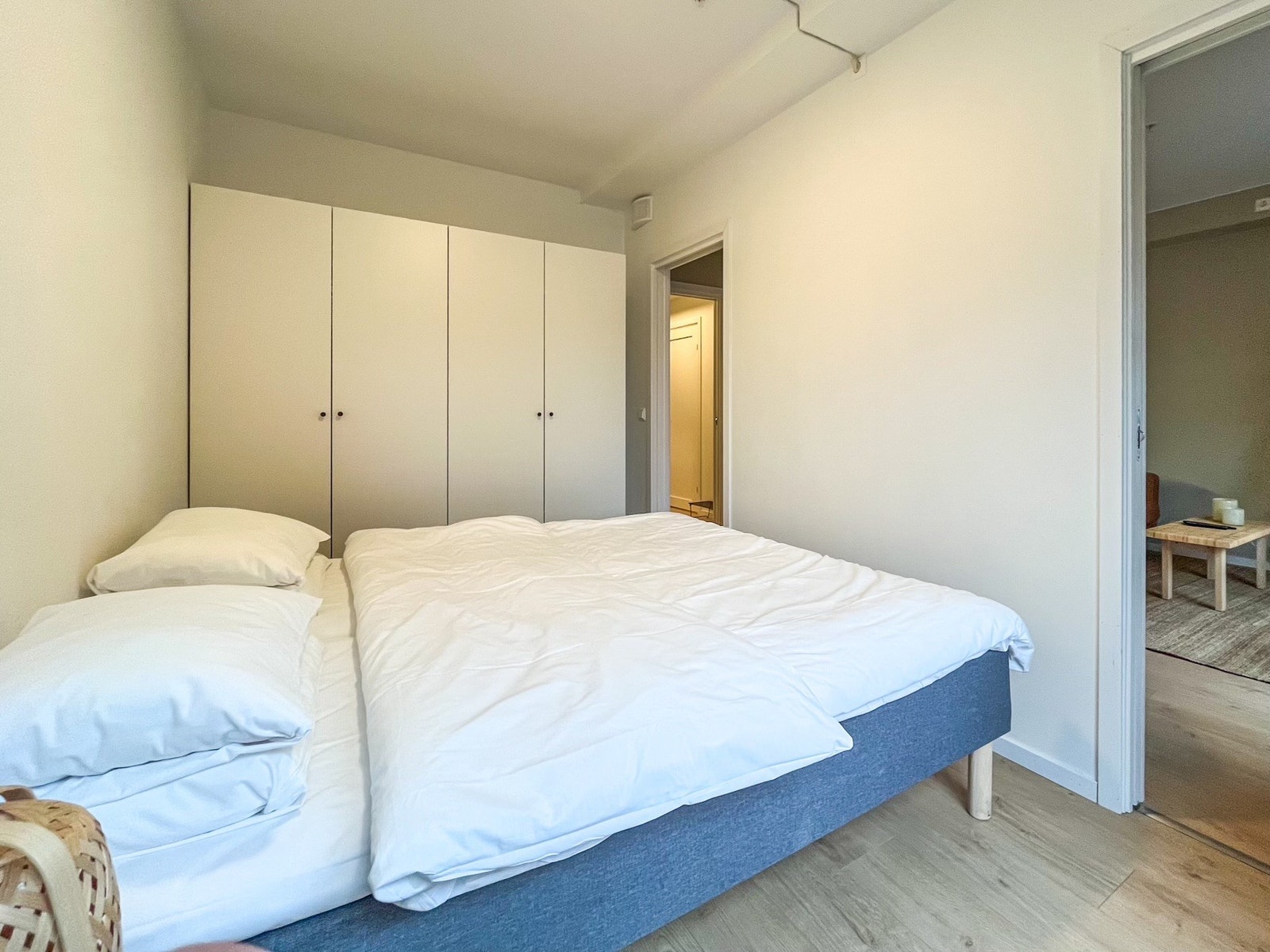 Soverom har dør fra 2 sider og god plass til kommode/klesskap Galleribilde