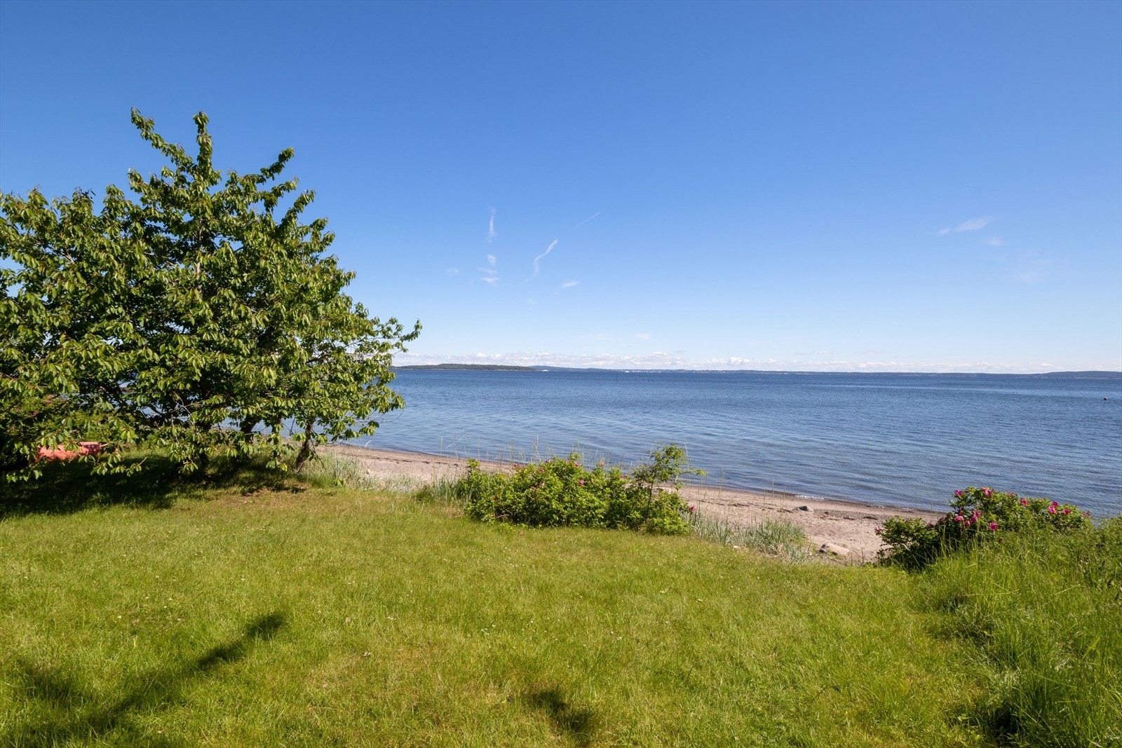 Strandlinjen byr på fine turmuligheter langs vannet. Galleribilde