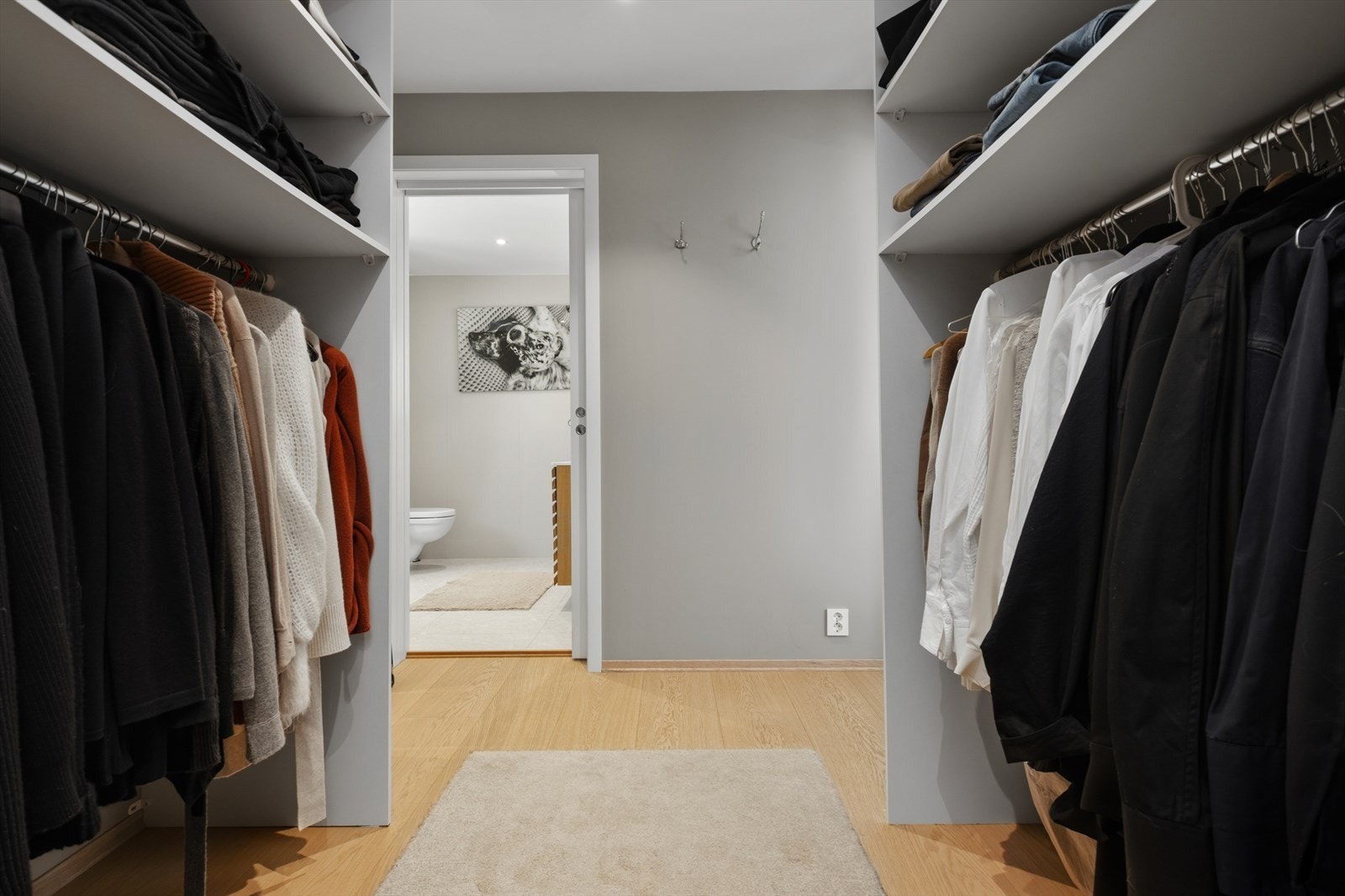Romslig walk-in-closet i tilknytning til hovedsoverommet, med inngang til badet. Galleribilde