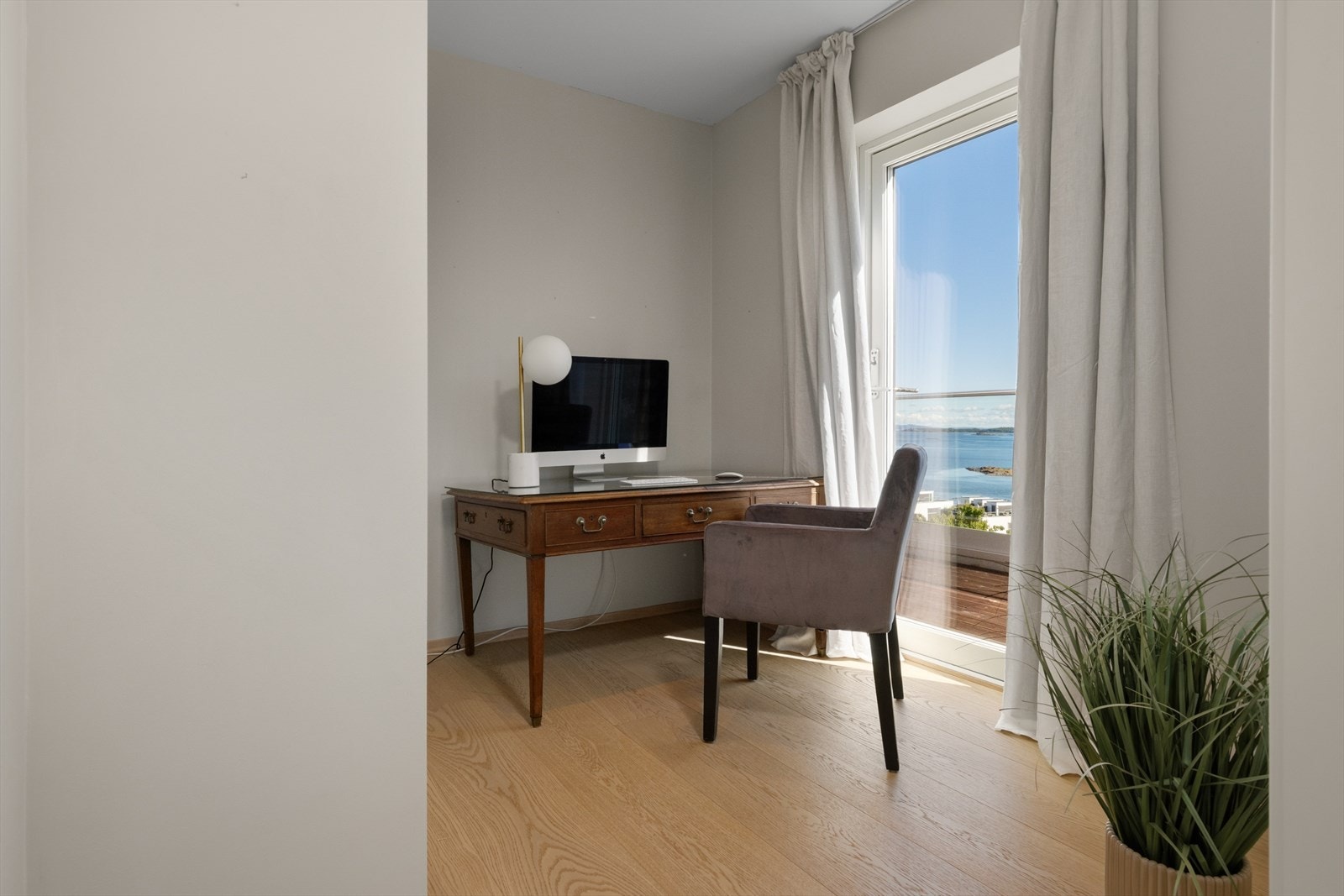 Kontor med enstavs parkett og utgang til veranda. Rommet var opprinnelig tegnet som badstue. Galleribilde