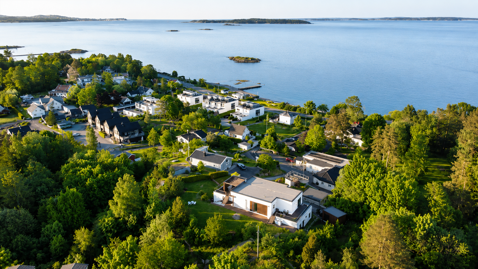Boligen ligger tilbaketrukket fra veien, i enden av en privat stikkvei. Galleribilde