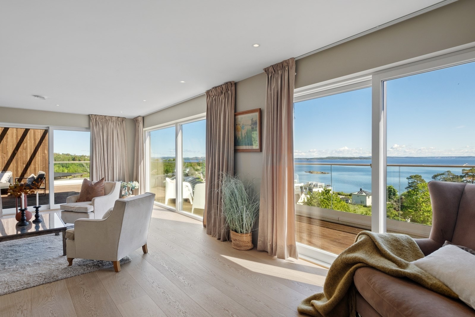 I overetasjen finner du en lys og romslig stue med utgang til to store verandaer. Galleribilde