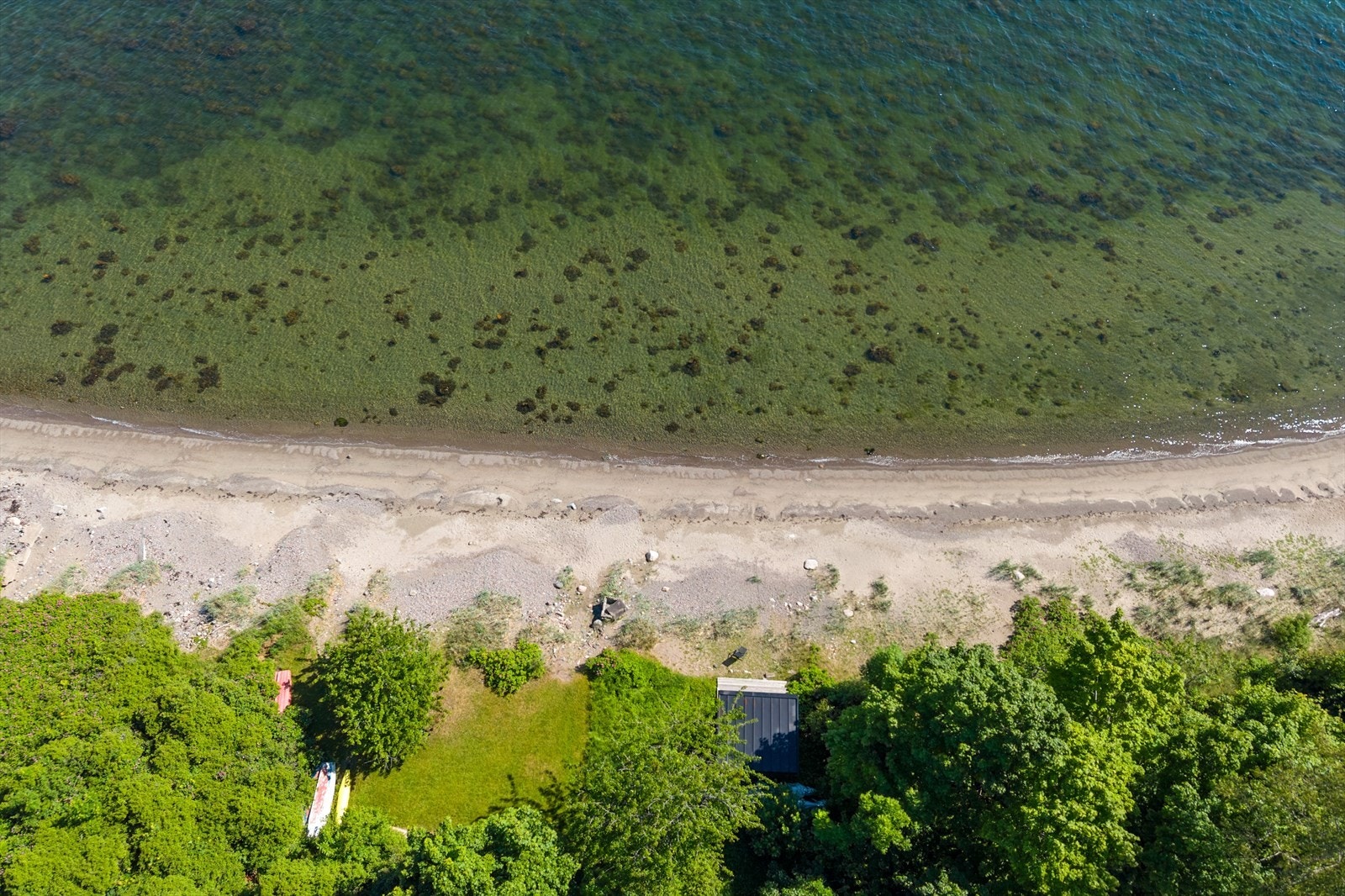 En av eiendommens to private strandparseller, som gir unik tilgang til strandlinjen. Galleribilde