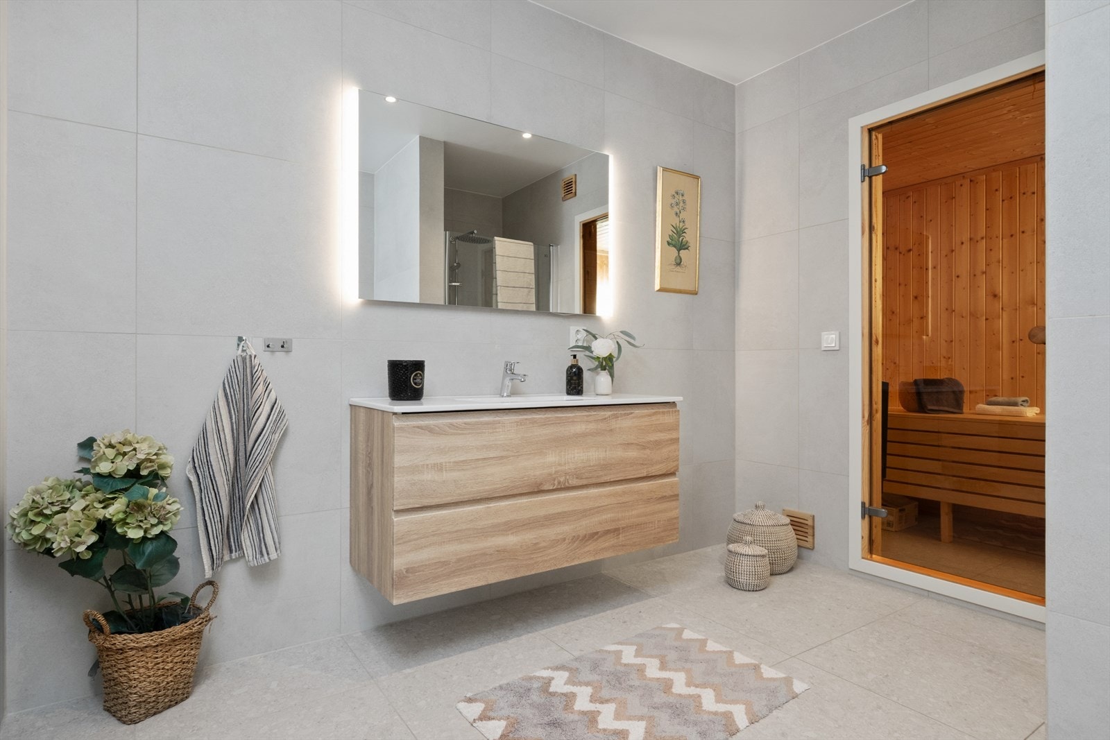 Badet i underetasjen er helfliset og har servantinnredning, dusjnisje og tilgang til badstue. Galleribilde