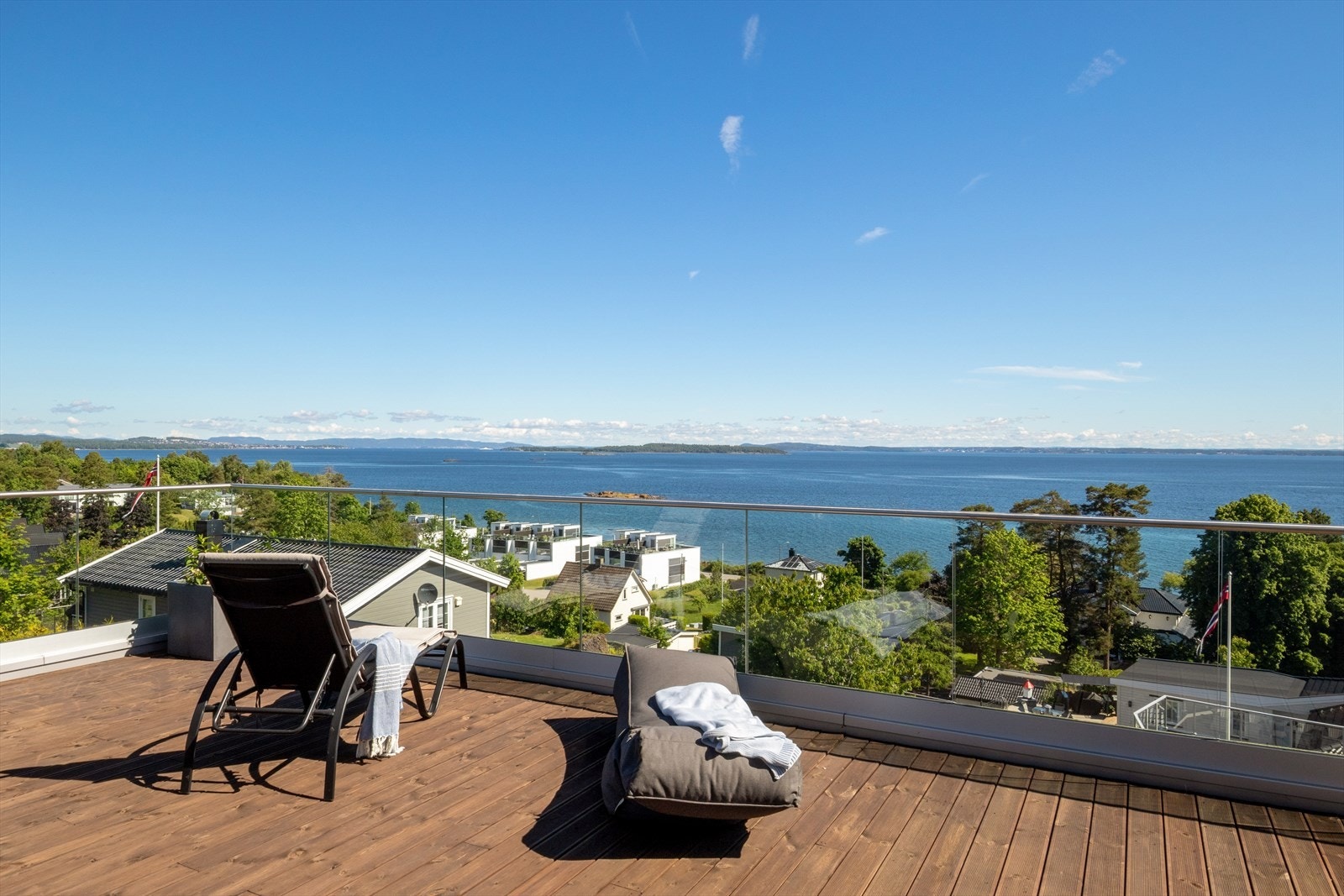 Den store verandaen i overetasjen er en fantastisk uteplass med rikelig med plass for solsenger og sittegrupper. Galleribilde