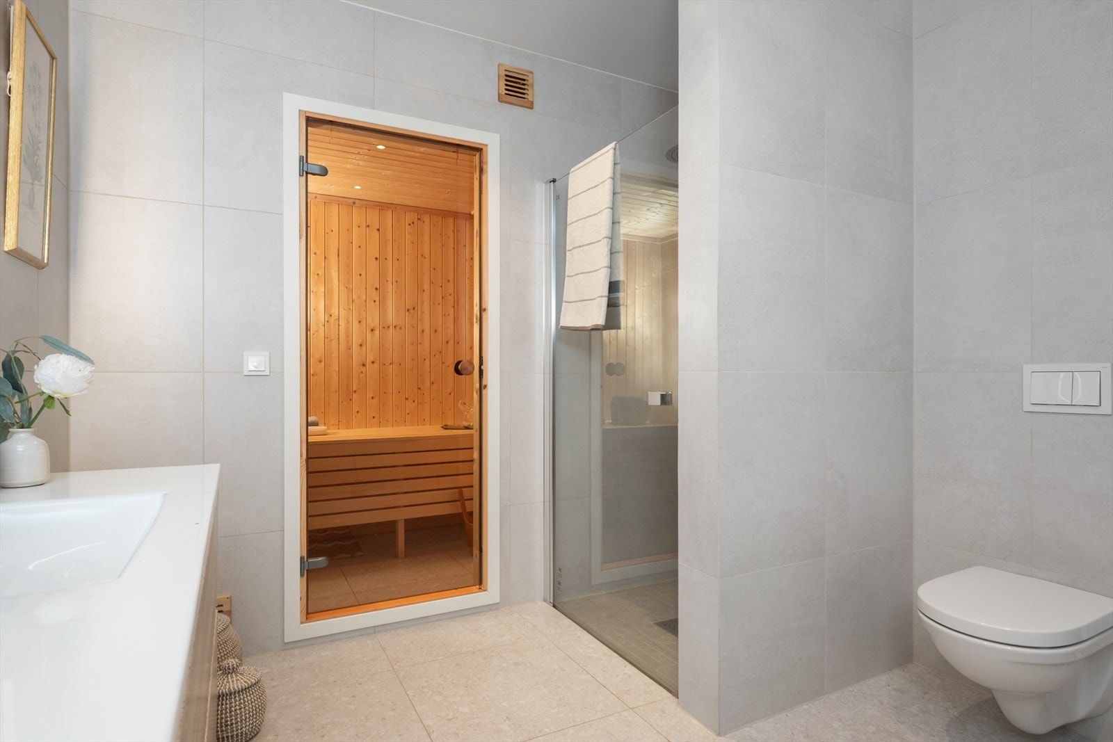 Fra badet er det direkte inngang til en romslig badstue. Galleribilde