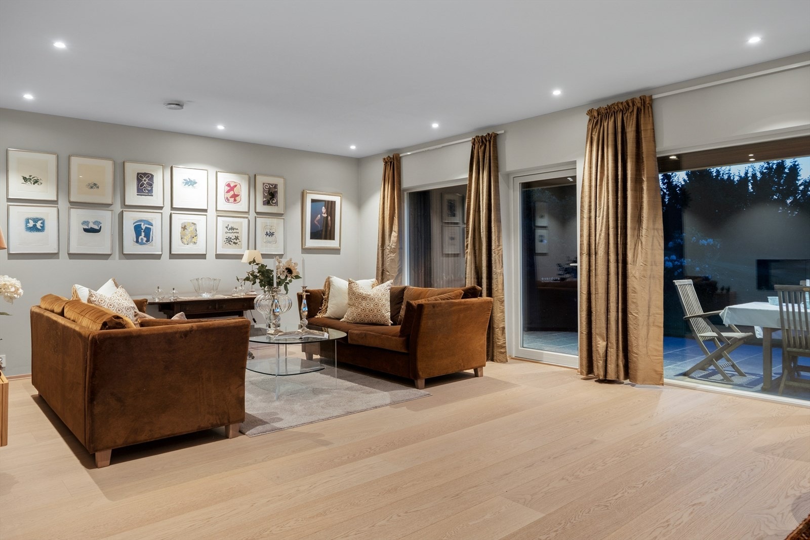 Kveldsstemning i stuen. Galleribilde