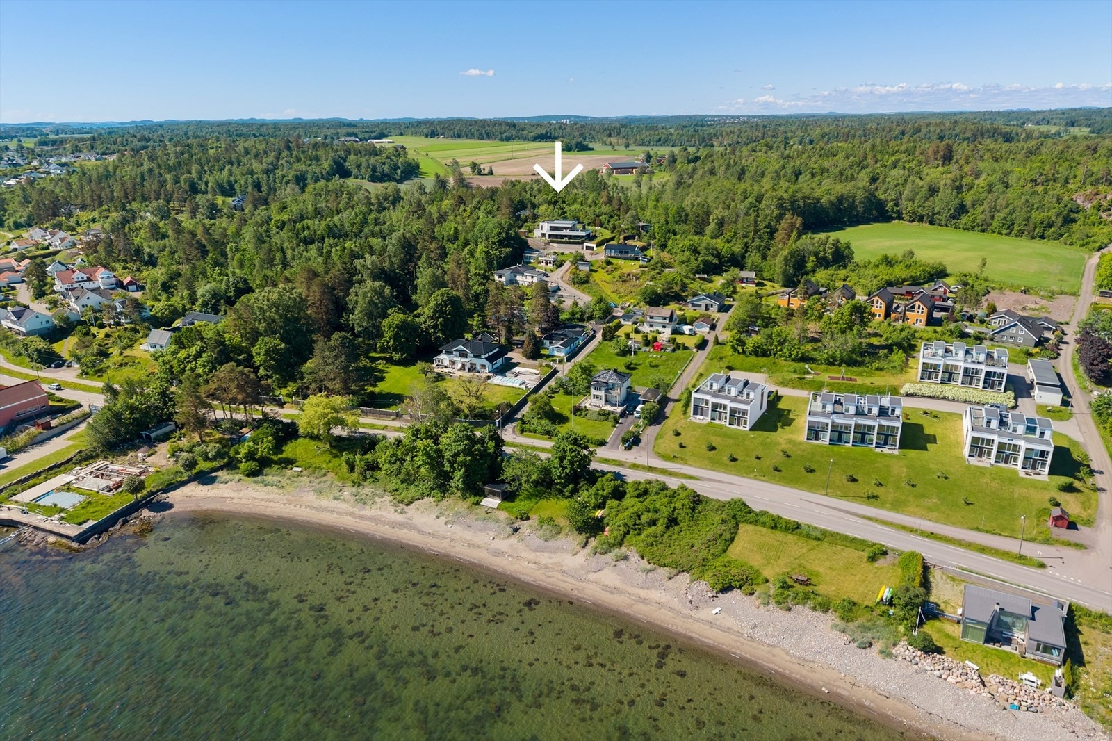 Boligen ligger like over kystlinjen ved Åsgårdstrand med en blanding av strender og svaberg - her følger det med to strandparseller. Galleribilde