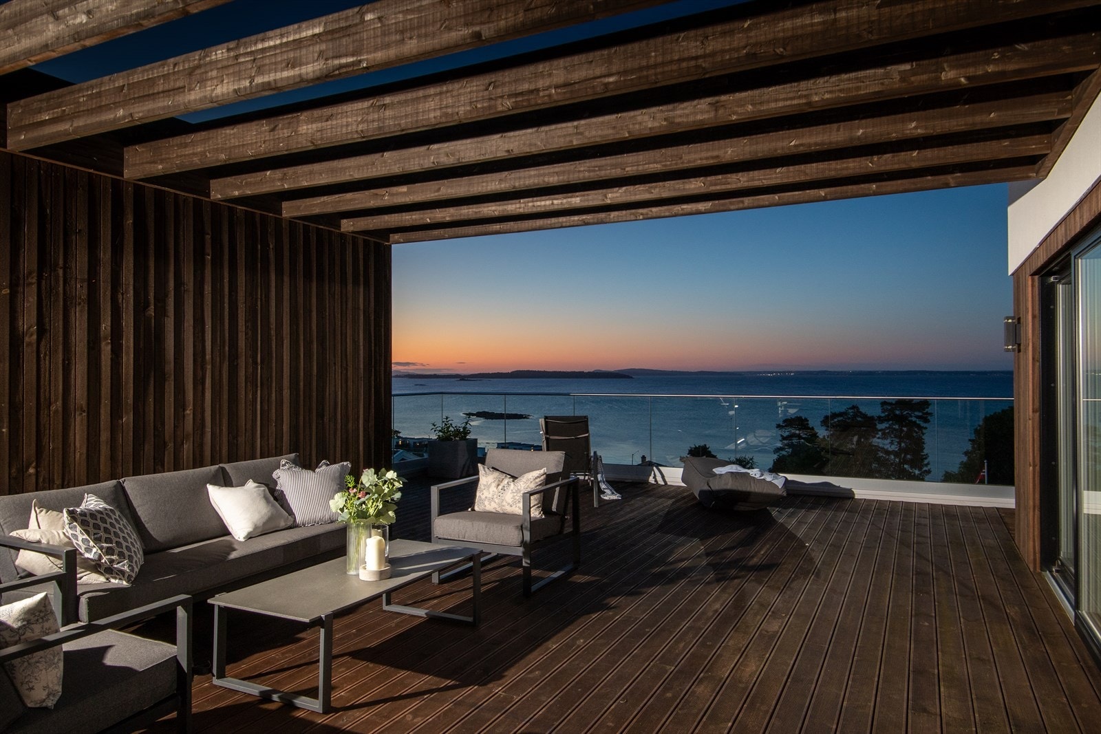Den overbygde verandaen med pergola gir en lun og privat sone. Galleribilde