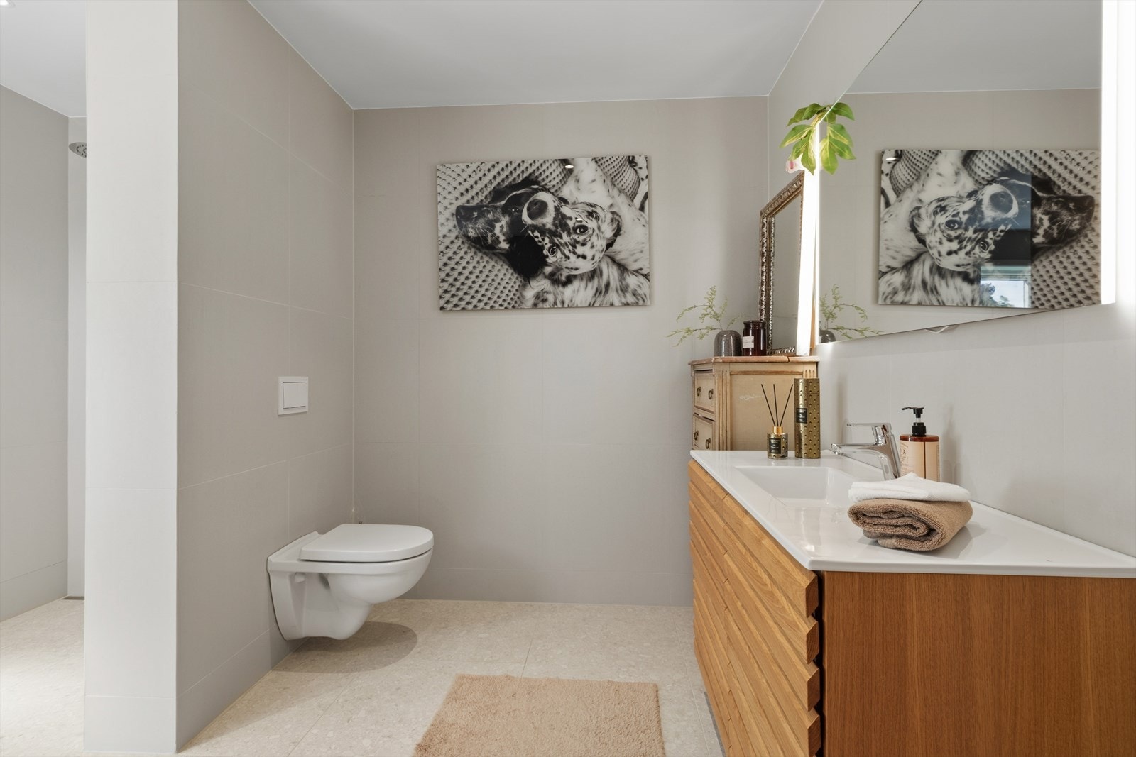 Hovedbadet er helfliset med gulvvarme, servantinnredning, badekar og separat dusjnisje. Galleribilde