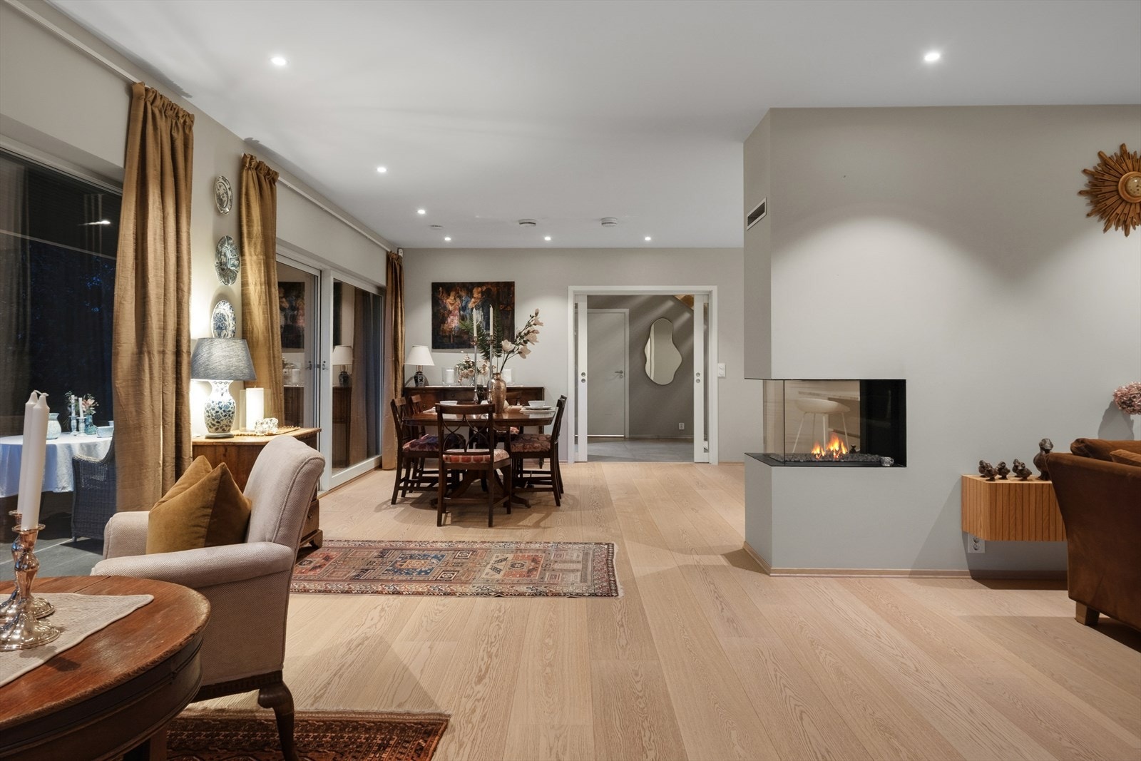 Rommet er lett å møblere med soner for både spisebord og sofagruppe. Galleribilde