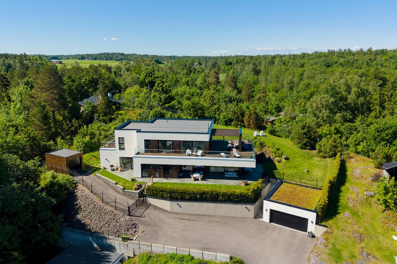 Eiendommen ligger høyt og fritt, med spektakulær sjøutsikt og to private strandparseller. Galleribilde