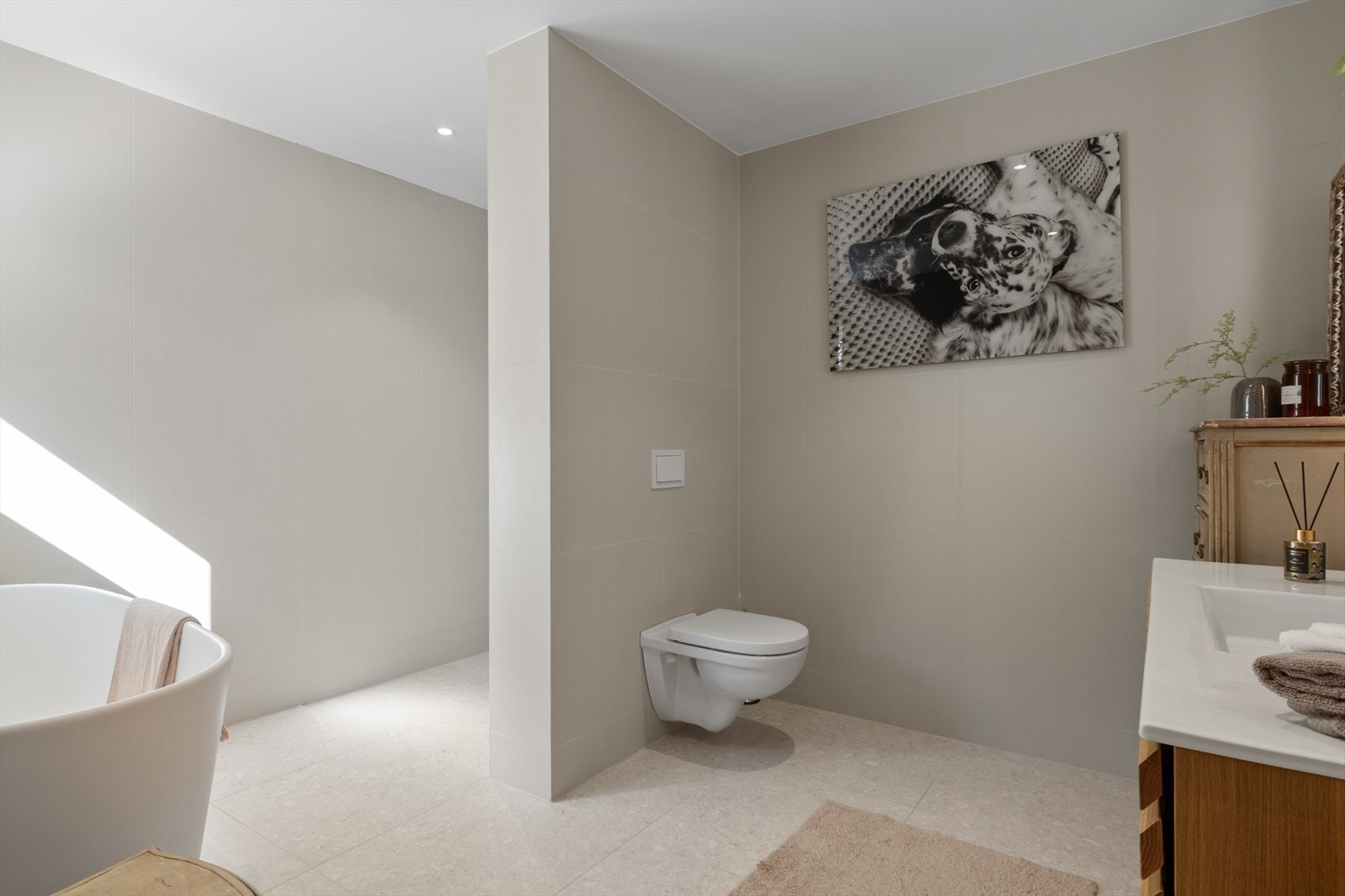 Badet har en åpen og luftig planløsning med separat toalettavdeling. Galleribilde