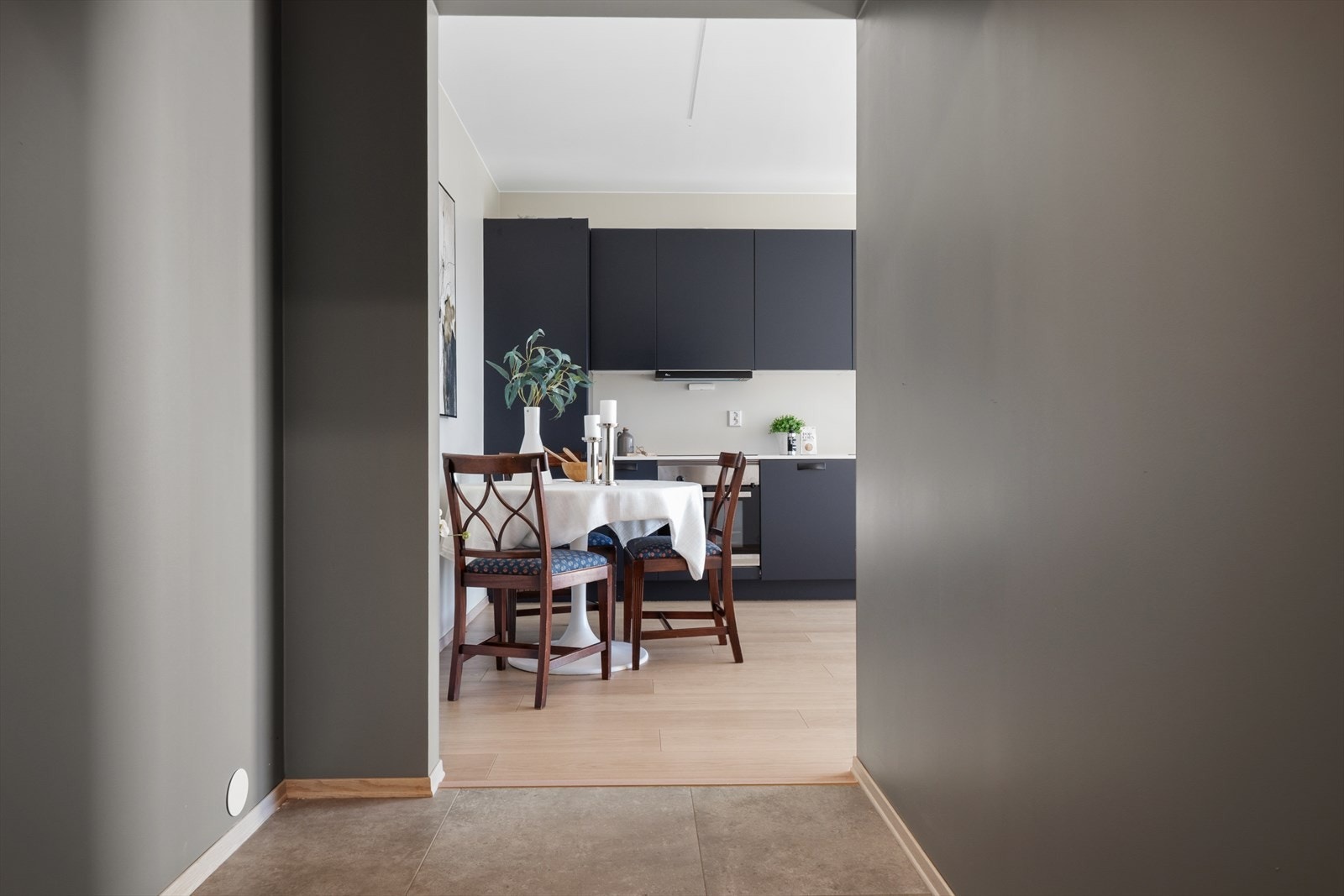 Fra entréen i utleiedelen er det inngang til stue og kjøkken. Galleribilde