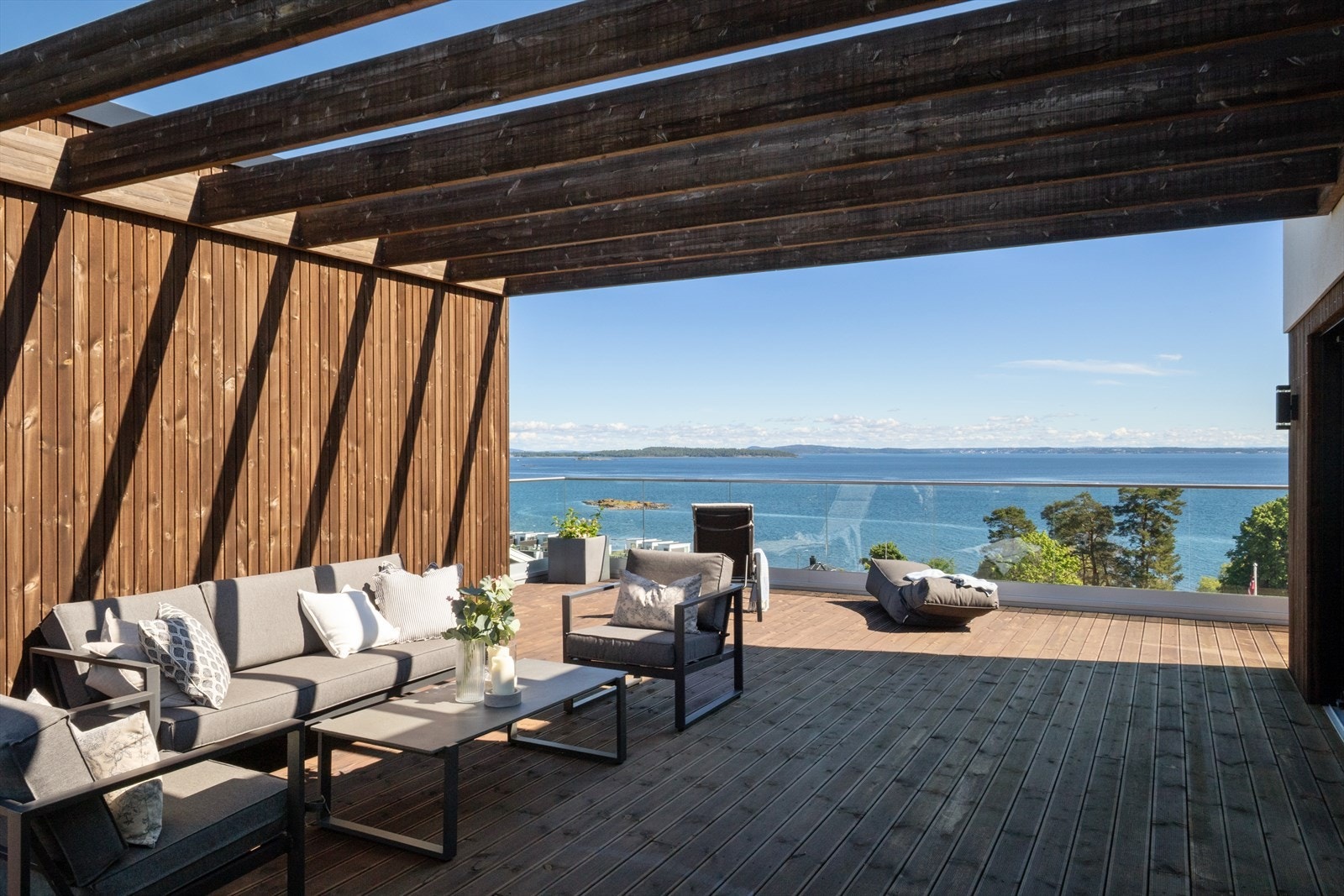 Den ene verandaen i overetasjen har en overbygget del med pergola, perfekt for lune kvelder. Galleribilde