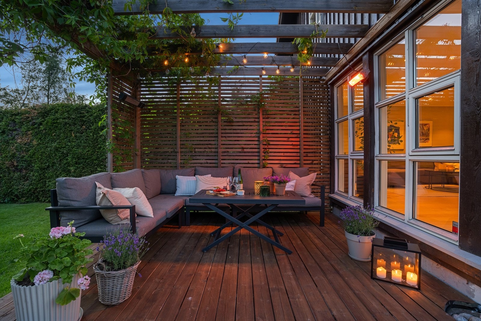 Uteområdet med herlig pergola og varmelampe, her kan du nyte sene sommerkvelder! Galleribilde