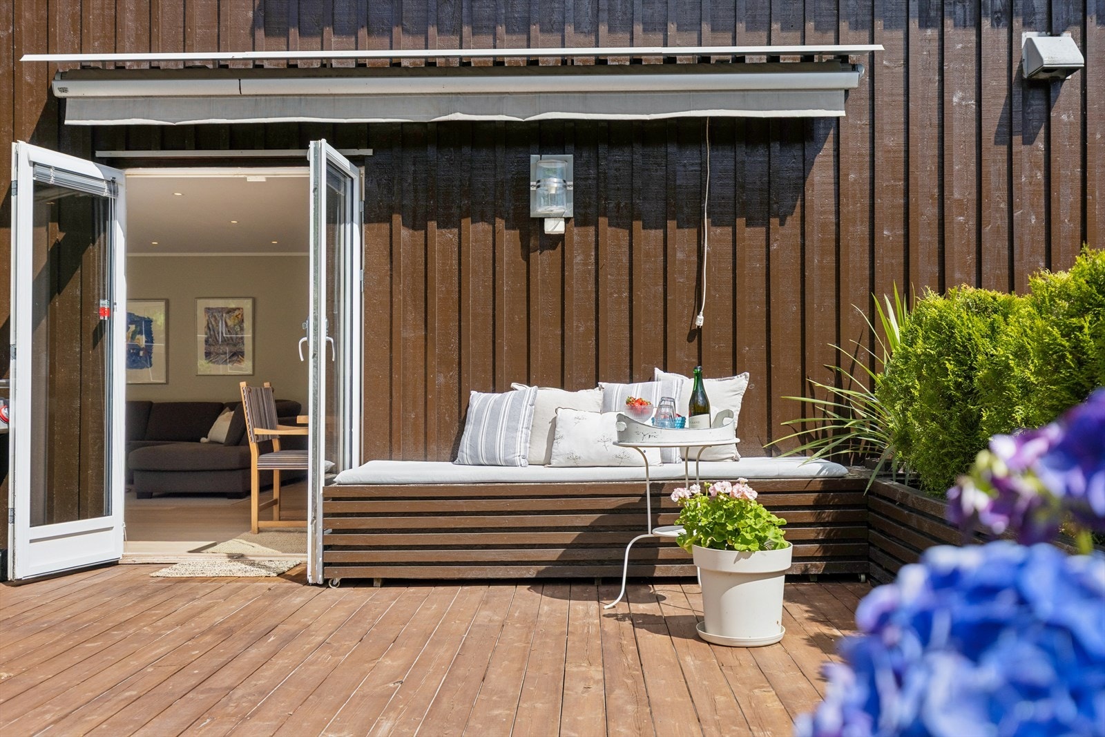 Elektrisk markise over terrassen. Galleribilde
