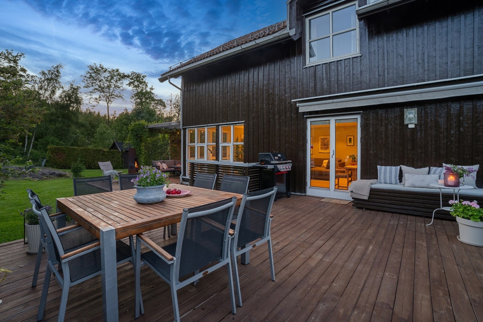 Stor flott terrasse med god plass til møblering. Fine soner. Galleribilde