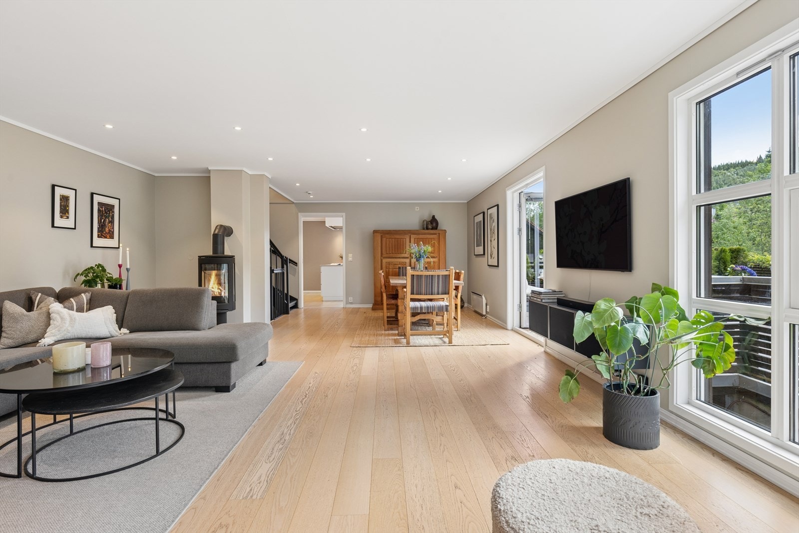 1.etasje byr på stor stue/spisestue og kjøkken i eget rom. Galleribilde