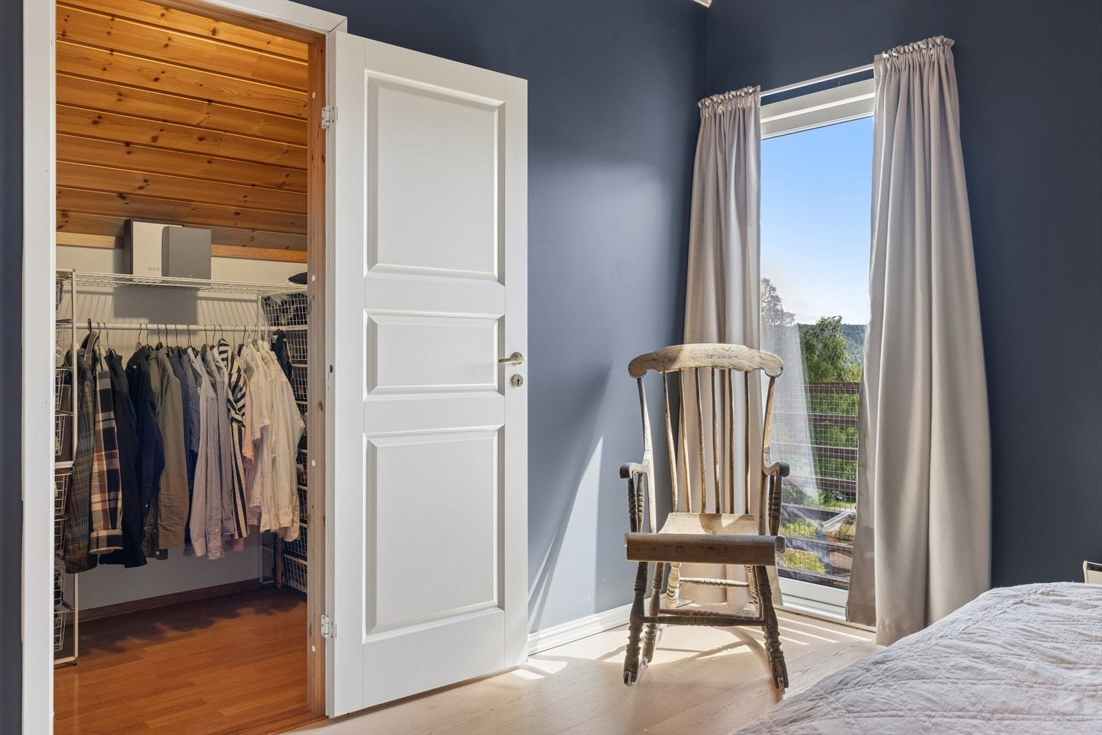 Hovedsoverommet med egen walk-in garderobe. Galleribilde
