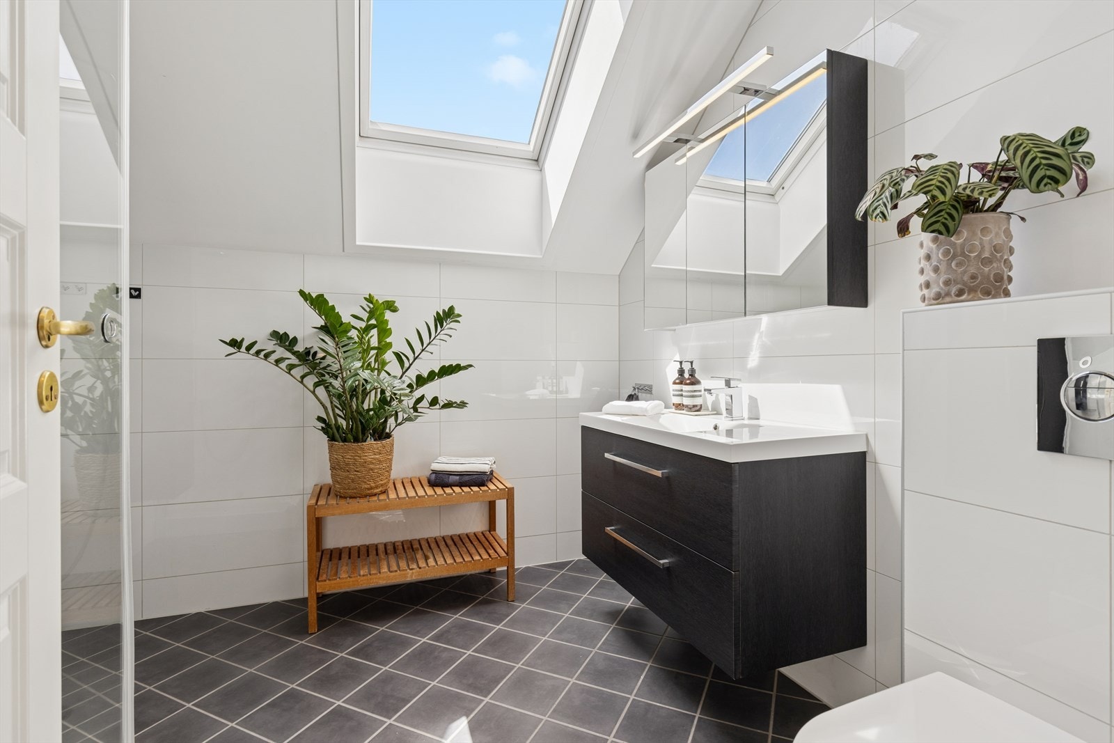 Boligen har to bad, ett i underetasjen og ett på loftet, noe som gir en svært praktisk hverdag for både familie og gjester. Badet er flislagt med varmekabler. Galleribilde