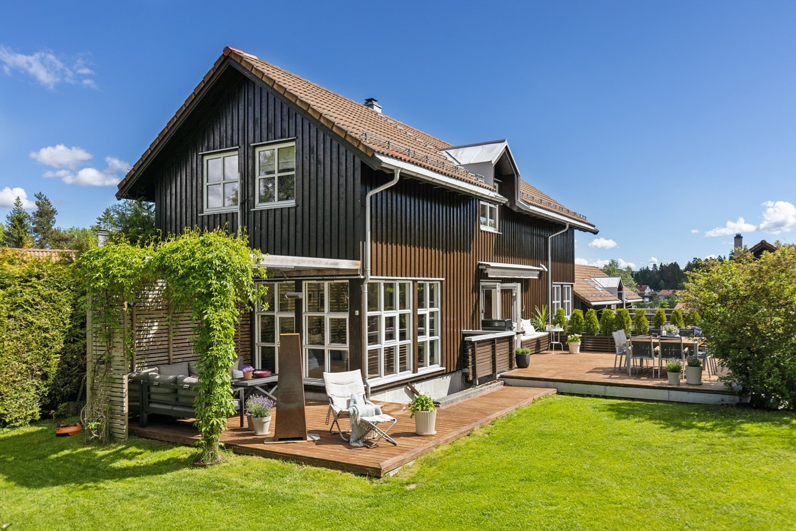 Inviter venner og familie over til hyggelige måltider og selskap i romslig og grønn hage. Galleribilde