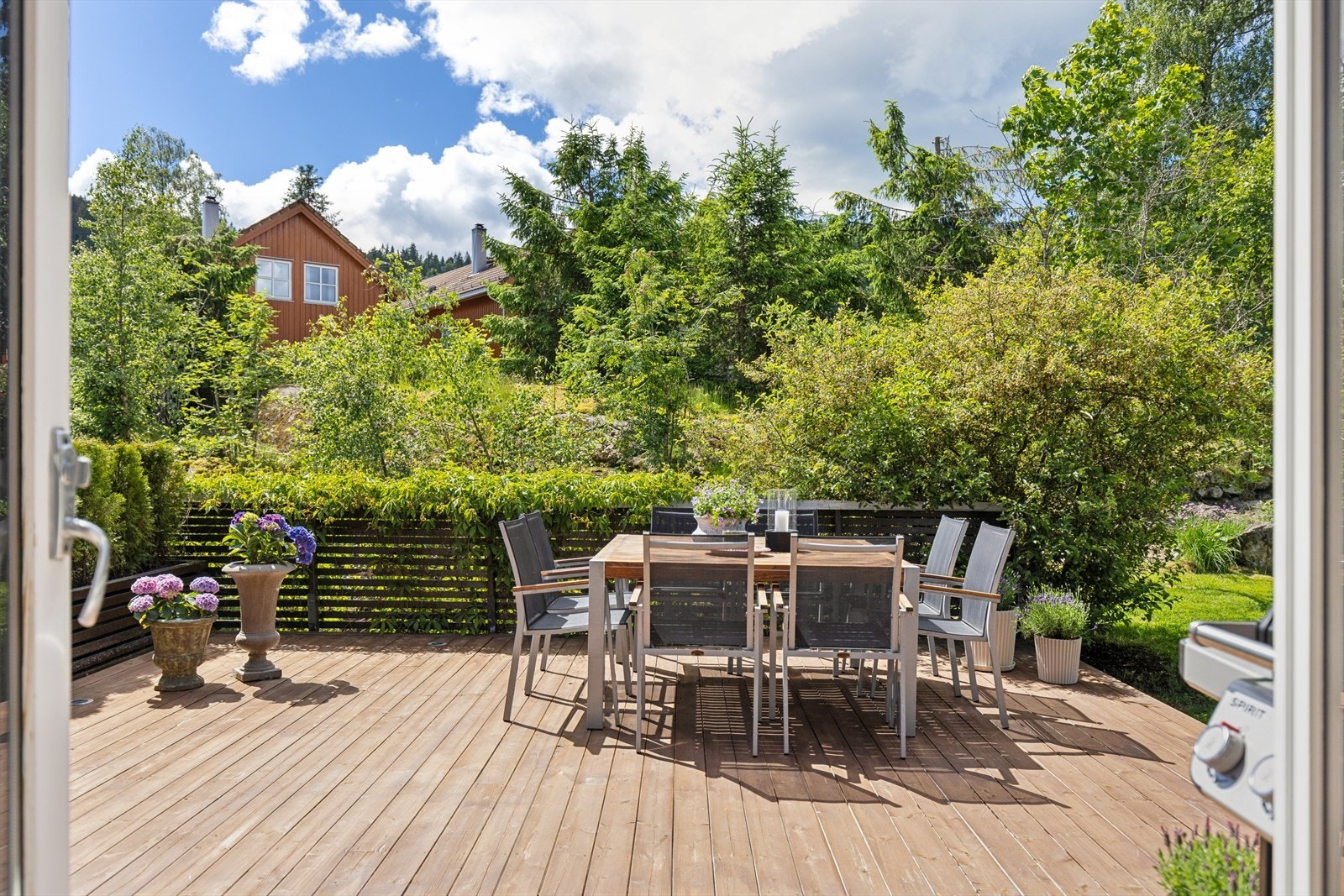 Stor flott terrasse med fine soner. Galleribilde