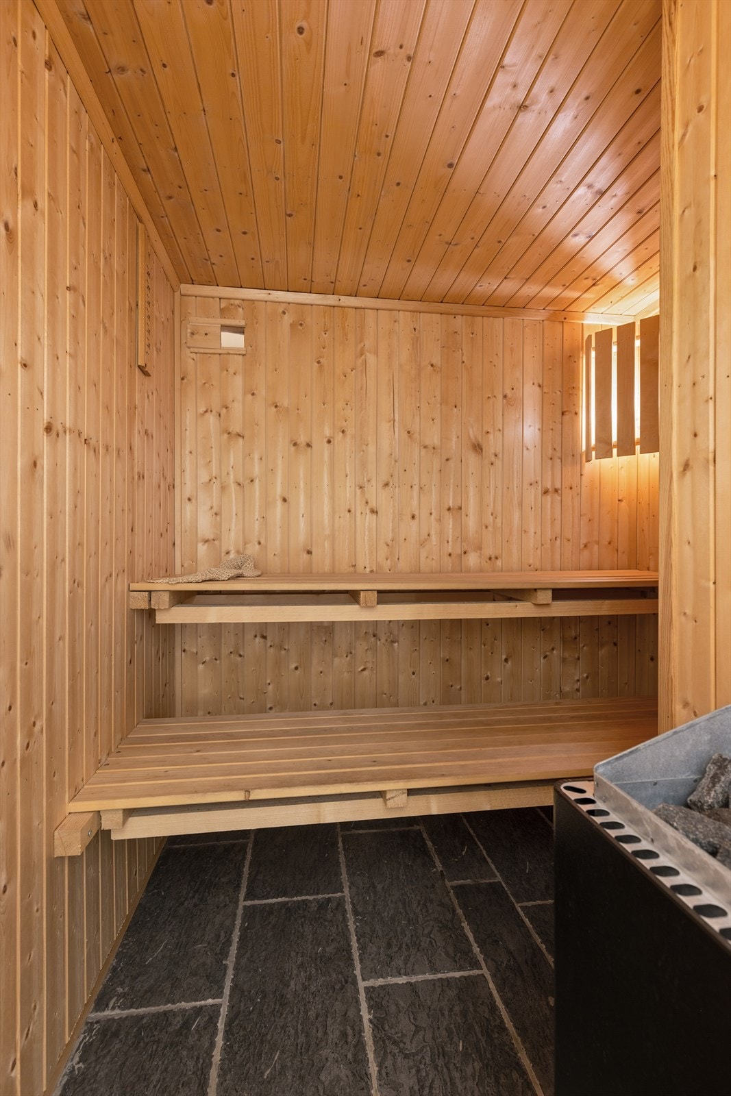 Fra badet i underetasjen er det inngang til egen badstue. Galleribilde