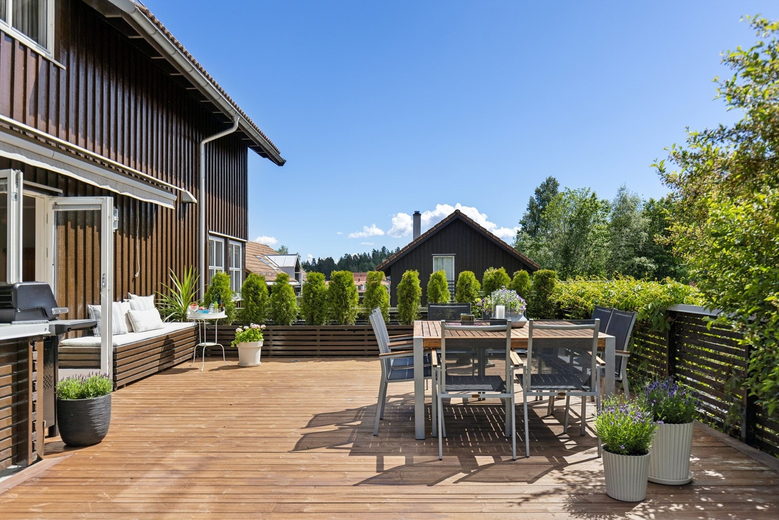 Stor flott markterrasse på ca. 55 m². Flotte soner for opphold og hygge. Galleribilde