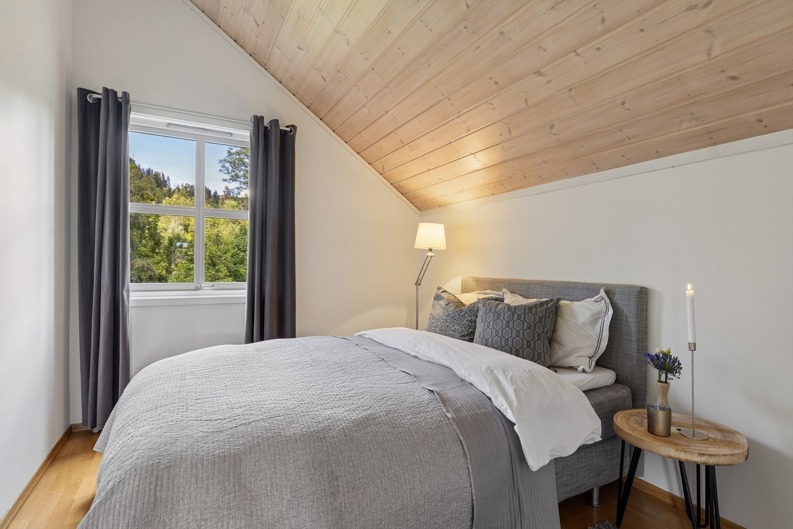 Hele loftetasjen har høy himling og er lys og luftig. Dette gir en helt spesiell god følelse av etasjen. Galleribilde