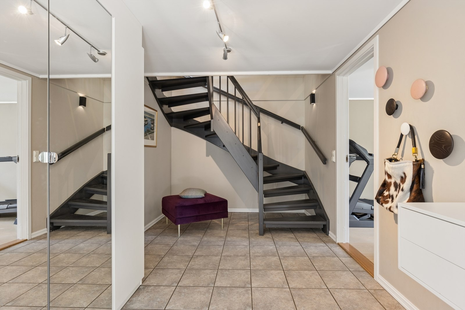 Stor og luftig innbydende hall. Flislagt med varmekabler og praktisk og romslig garderobe til venstre. Galleribilde