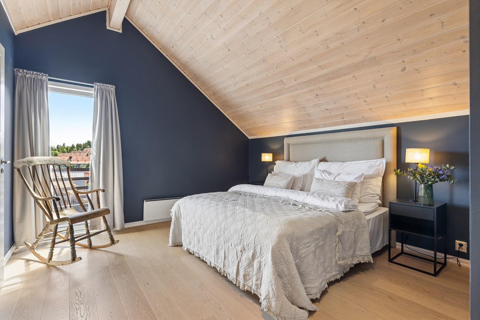 Soveromsavdelingen er samlet på loftet, hvor boligen disponerer tre soverom samt garderobe. Dette gir en skjermet og rolig privatdel, godt adskilt fra oppholdsrommene i de øvrige etasjene. Galleribilde
