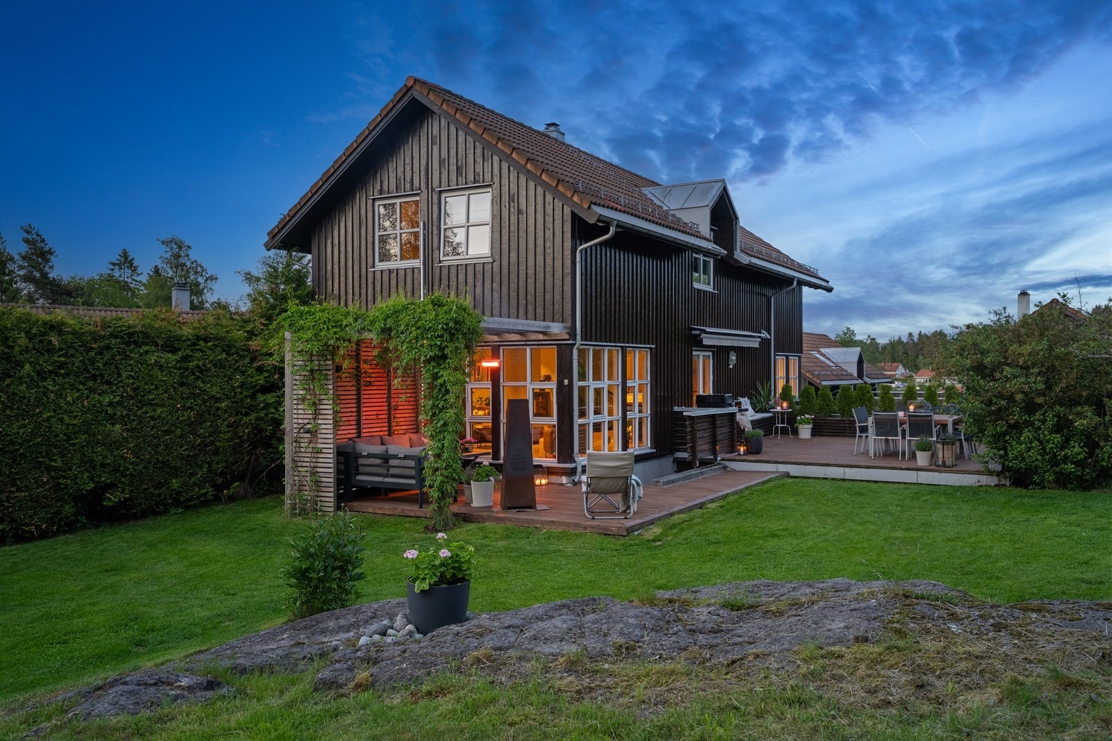 Nydelig svaberg som omkranser eiendommen på en vakker måte. Gir eiendommen et helt spesielt flott preg. Galleribilde
