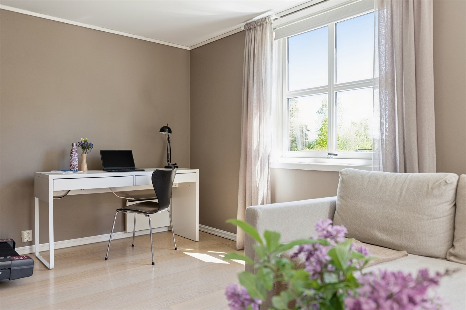 Stuen blir i dag benyttet som hjemmekontor og tv-stue. Dette er et stort. lyst og flott rom for opphold og hygge. Det er flere soner i rommet. Til venstre i bildet står en praktisk tredemølle. Galleribilde