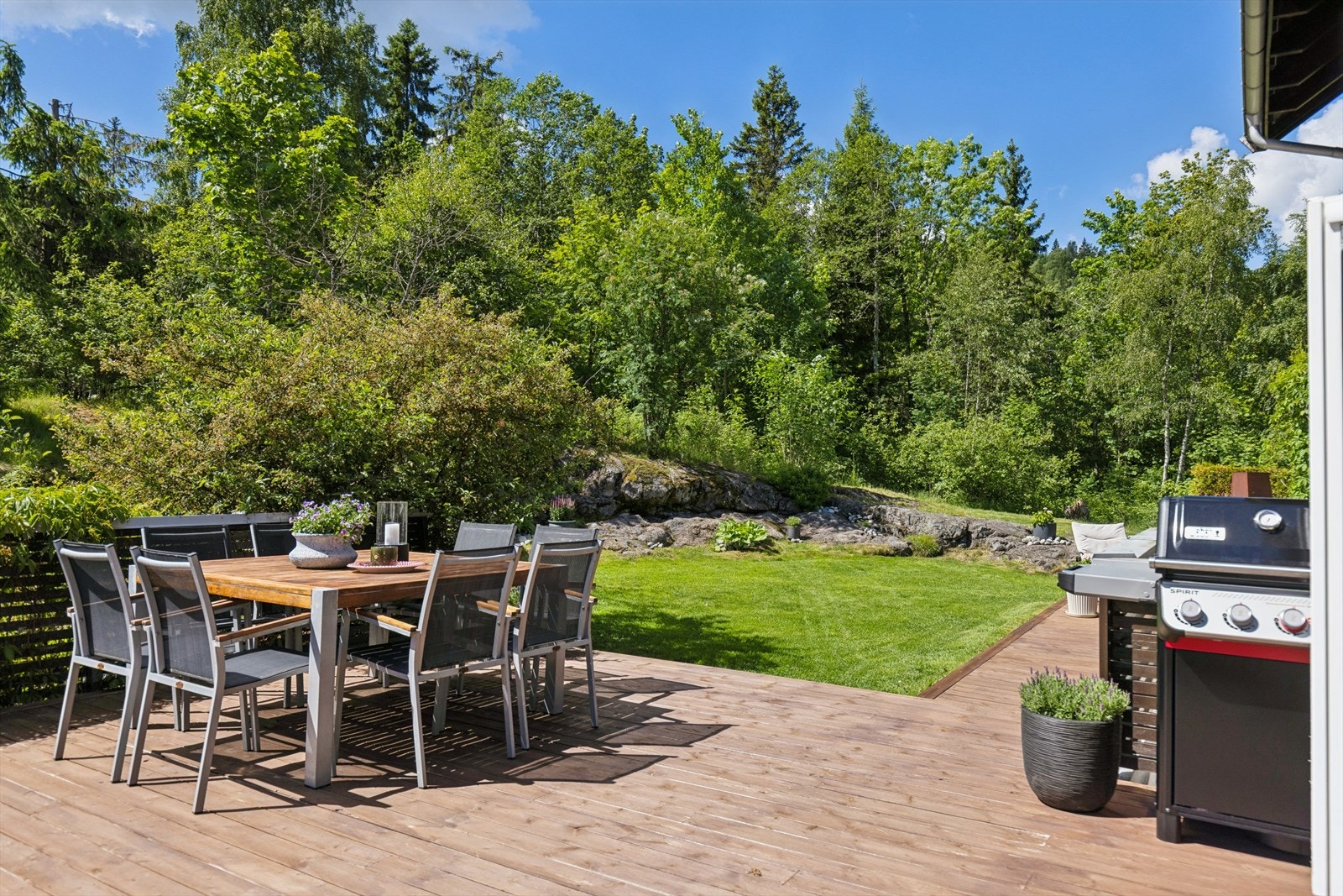 Hagen byr på hele 55kvm med terrasse med utgang fra stuen. Uteområde som virkelig inviterer til herlige og solrike sommerdager i egen hage! Terrassen er utstyrt med solskjerming. Galleribilde