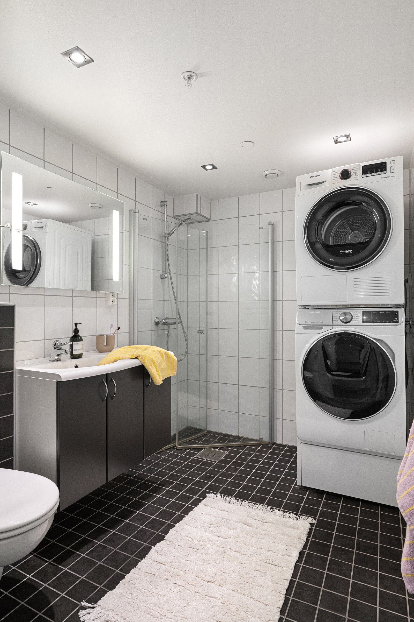 Badet kombinerer praktiske løsninger med en ren og moderne stil.