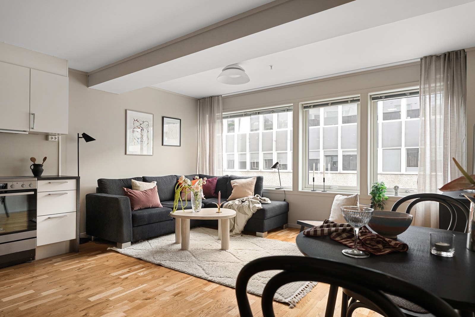 Lys og inviterende stue med store vindusflater og en planløsning som er lett å innrede - Her får du plass til både sofa og spisebord.