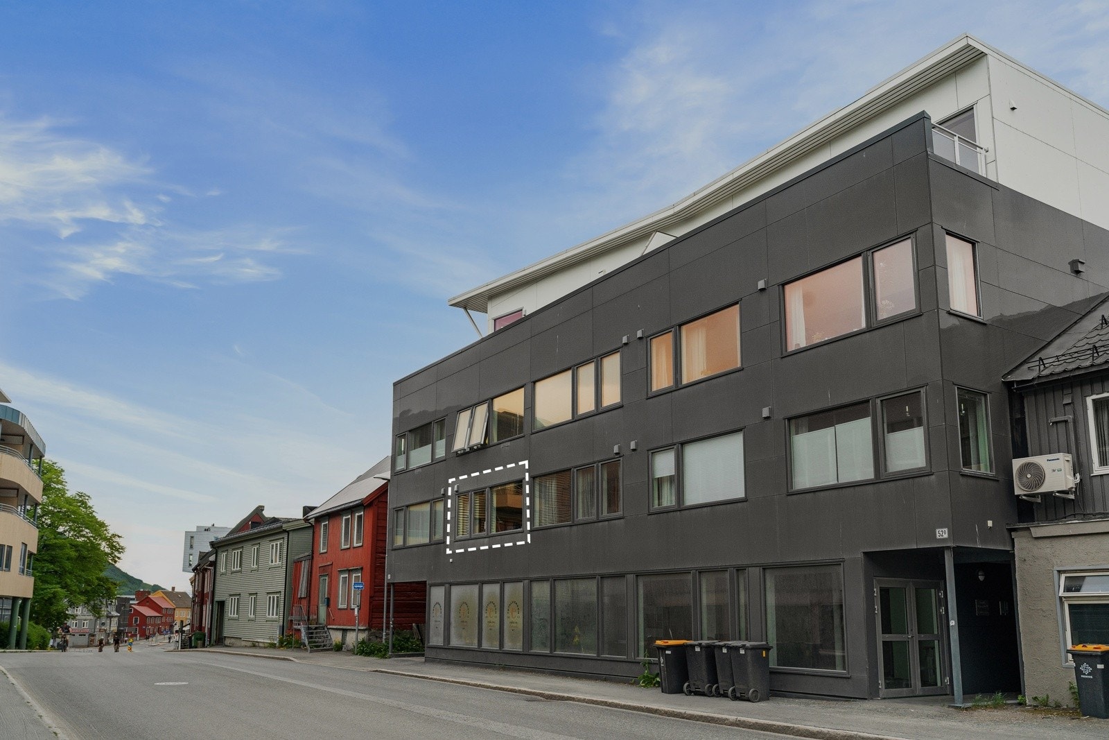 Her bor du midt i Tromsø sentrum, med kort vei til kaféer, restauranter, handel, treningssenter og byens øvrige tilbud.