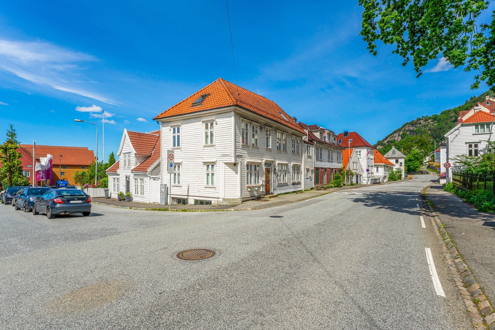 Sandvikstorget 1 ligger sentralt i Sandviken. Her er det kort vei til både by, sjø og fjell. Galleribilde