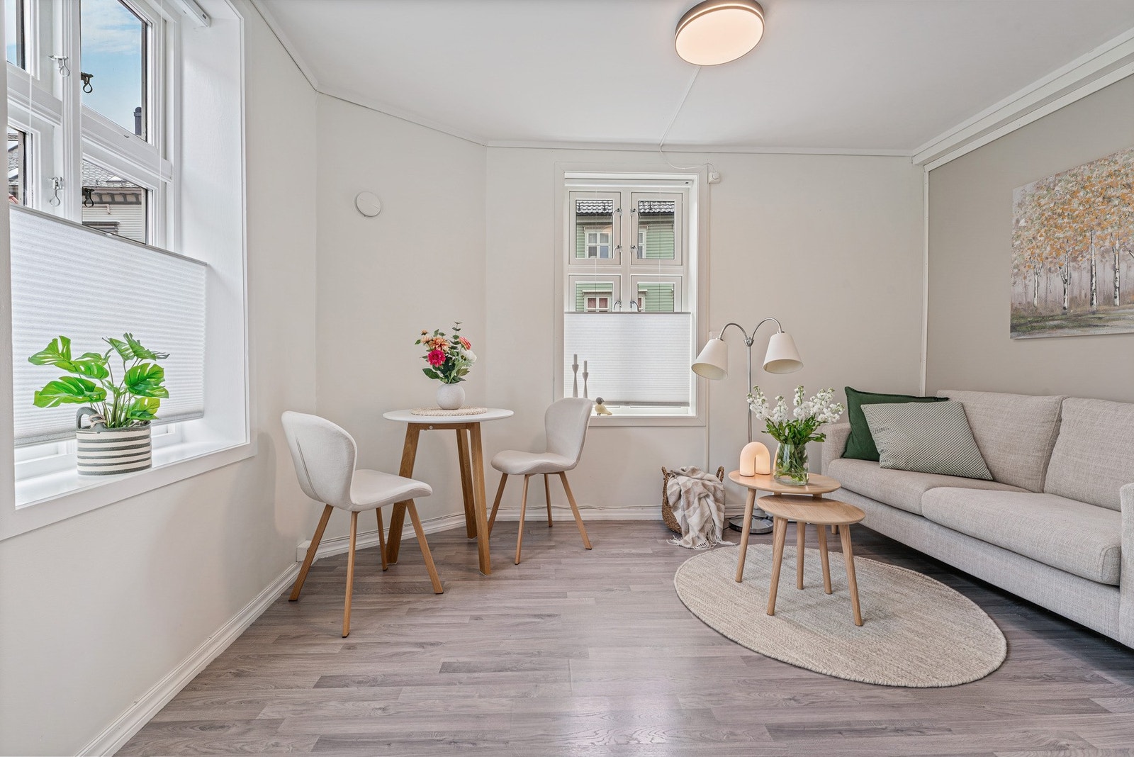 Det er plass til både sofagruppe og spisebord eller skrivepult i stuen Galleribilde